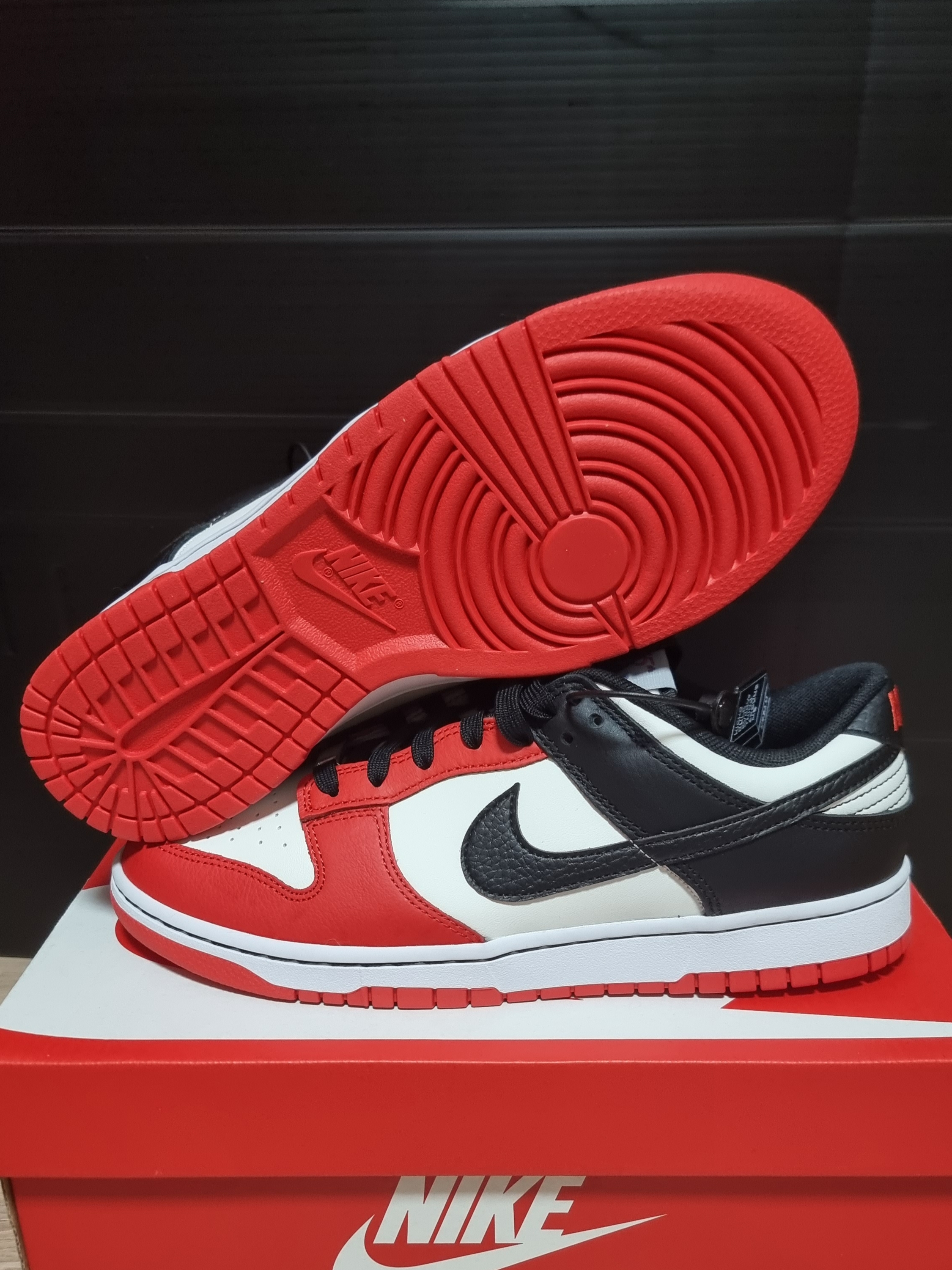 Nike x NBA Dunk Low Retro EMB Black and Chile Red 착용 스타일 - 5