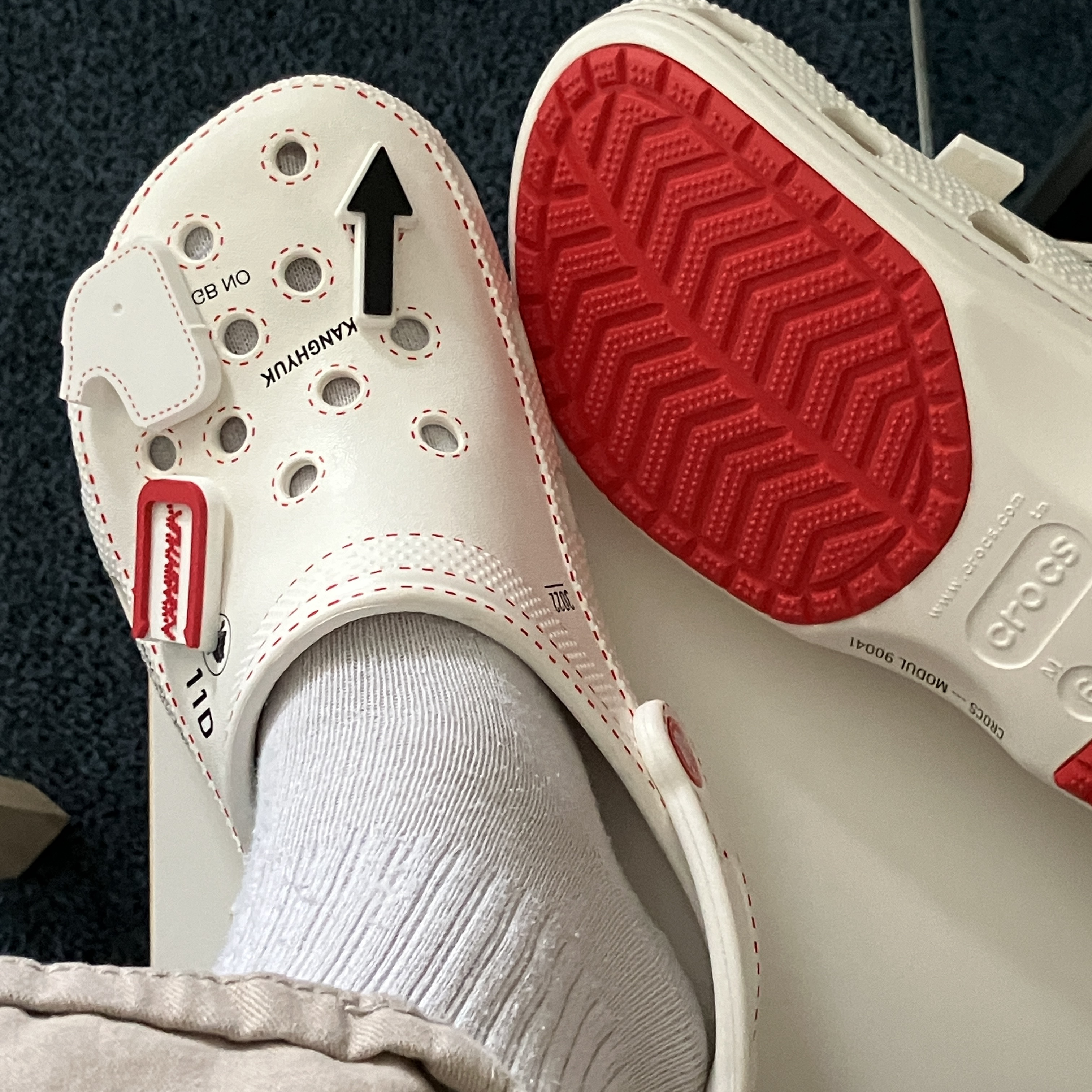 Crocs x Kanghyuk Classic Clog White 착용 스타일 - 4