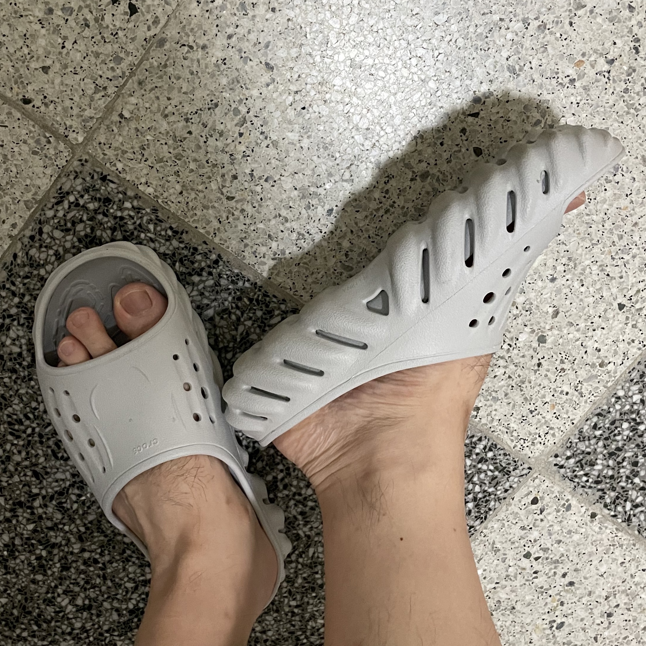 Crocs Echo Slide Atmosphere 착용 스타일