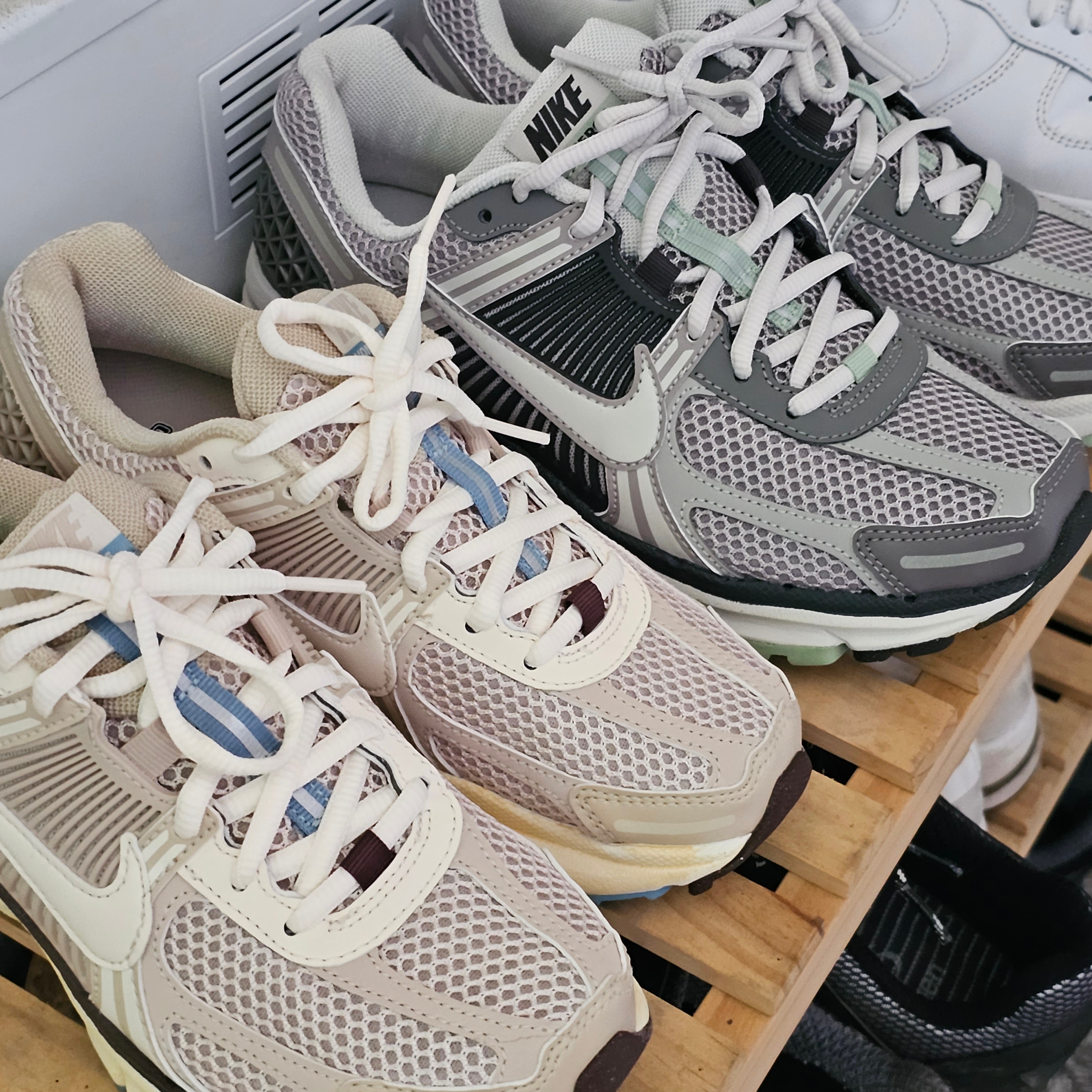 (W) Nike Zoom Vomero 5 Oatmeal, (W) Nike Zoom Vomero 5 Cobblestone and Flat Pewter 착용 스타일 - 2