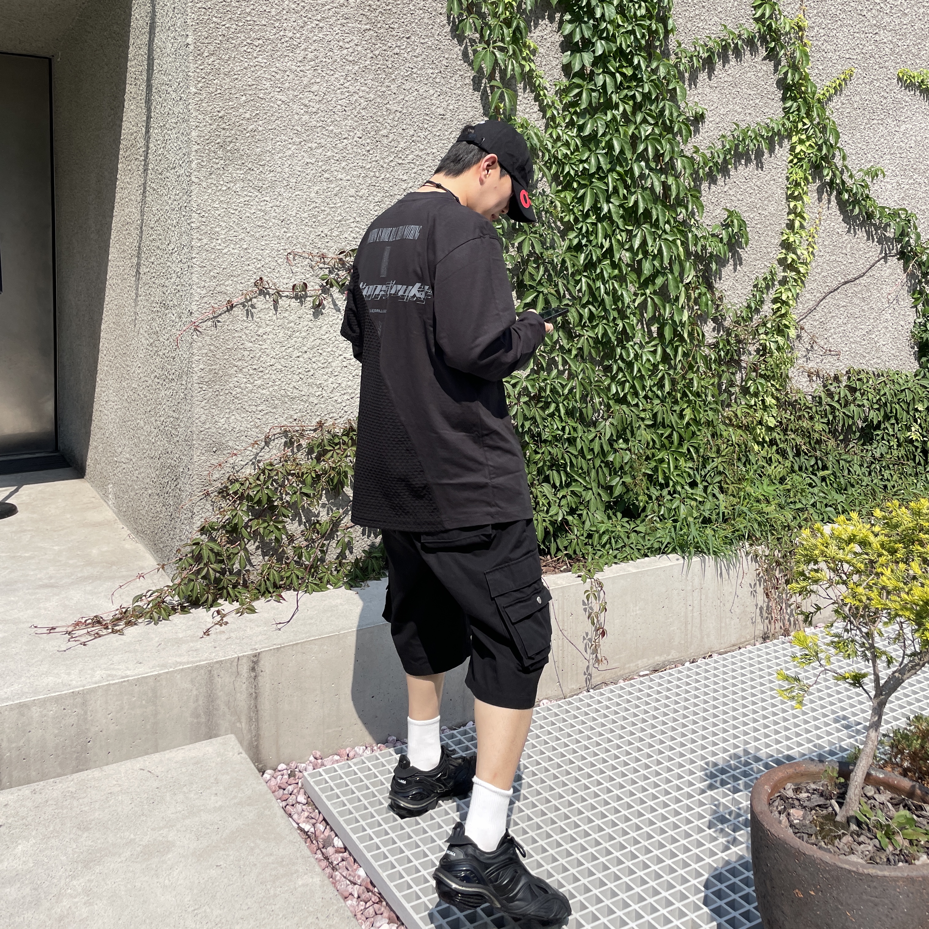 Balenciaga Tyrex Sneakers Black, MM6 Maison Margiela x Eastpak Dripping Pak'r Backpack Black 착용 스타일 - 3