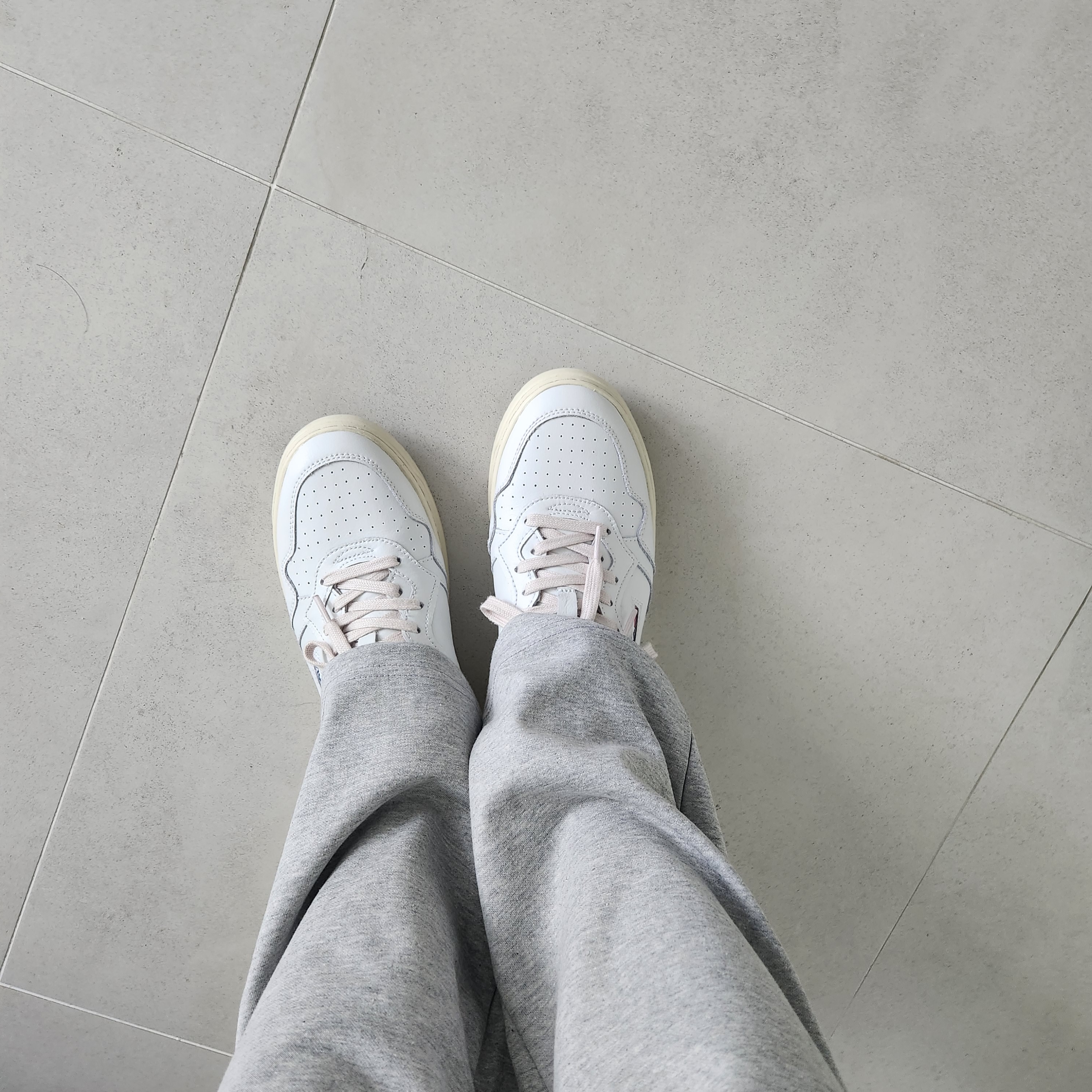 Autry Medalist Low Leather Sneakers White 착용 스타일
