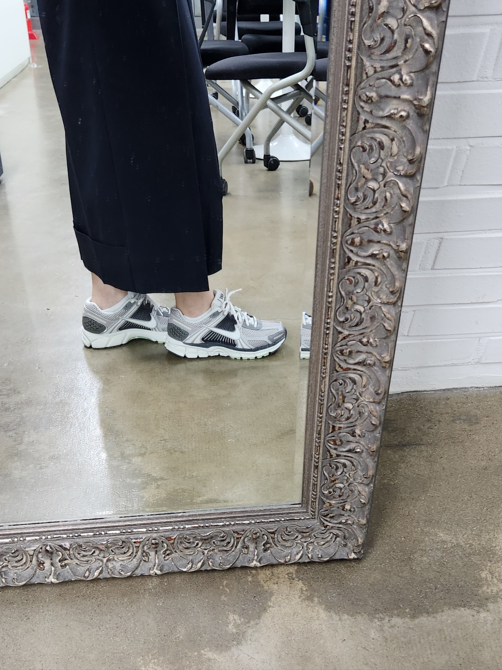(W) Nike Zoom Vomero 5 Cobblestone and Flat Pewter 착용 스타일 - 2