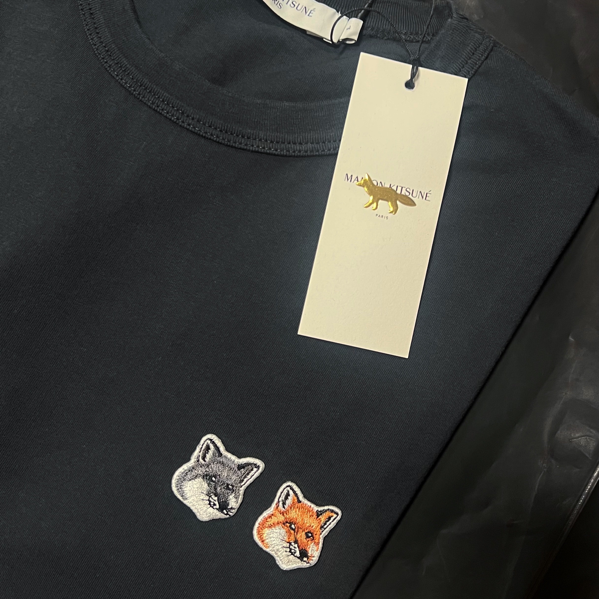 Maison Kitsune Double Fox Head Patch Classic T-Shirt Anthracite 착용 스타일