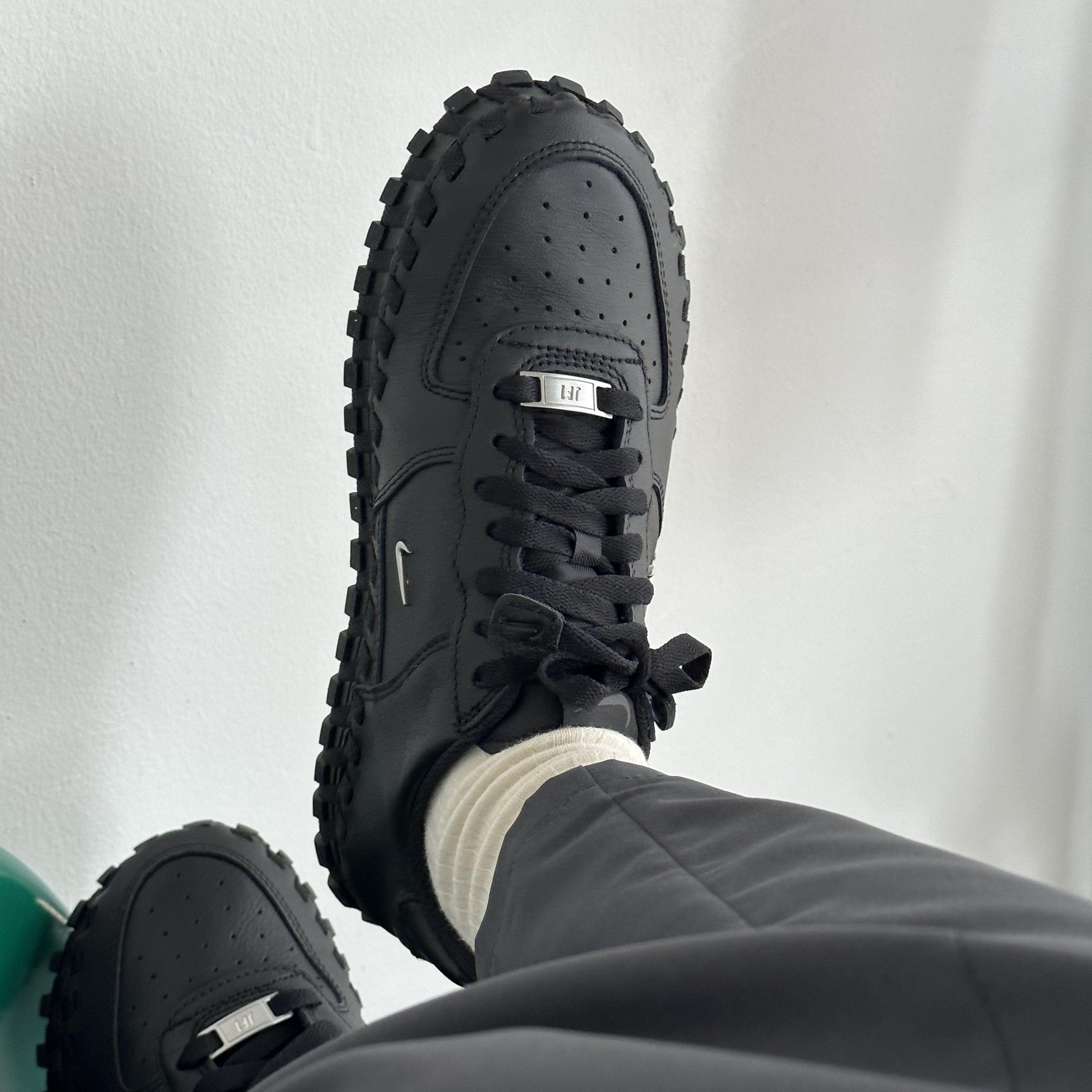 Nike x Jacquemus J Force 1 Low LX SP Black 착용 스타일 - 3