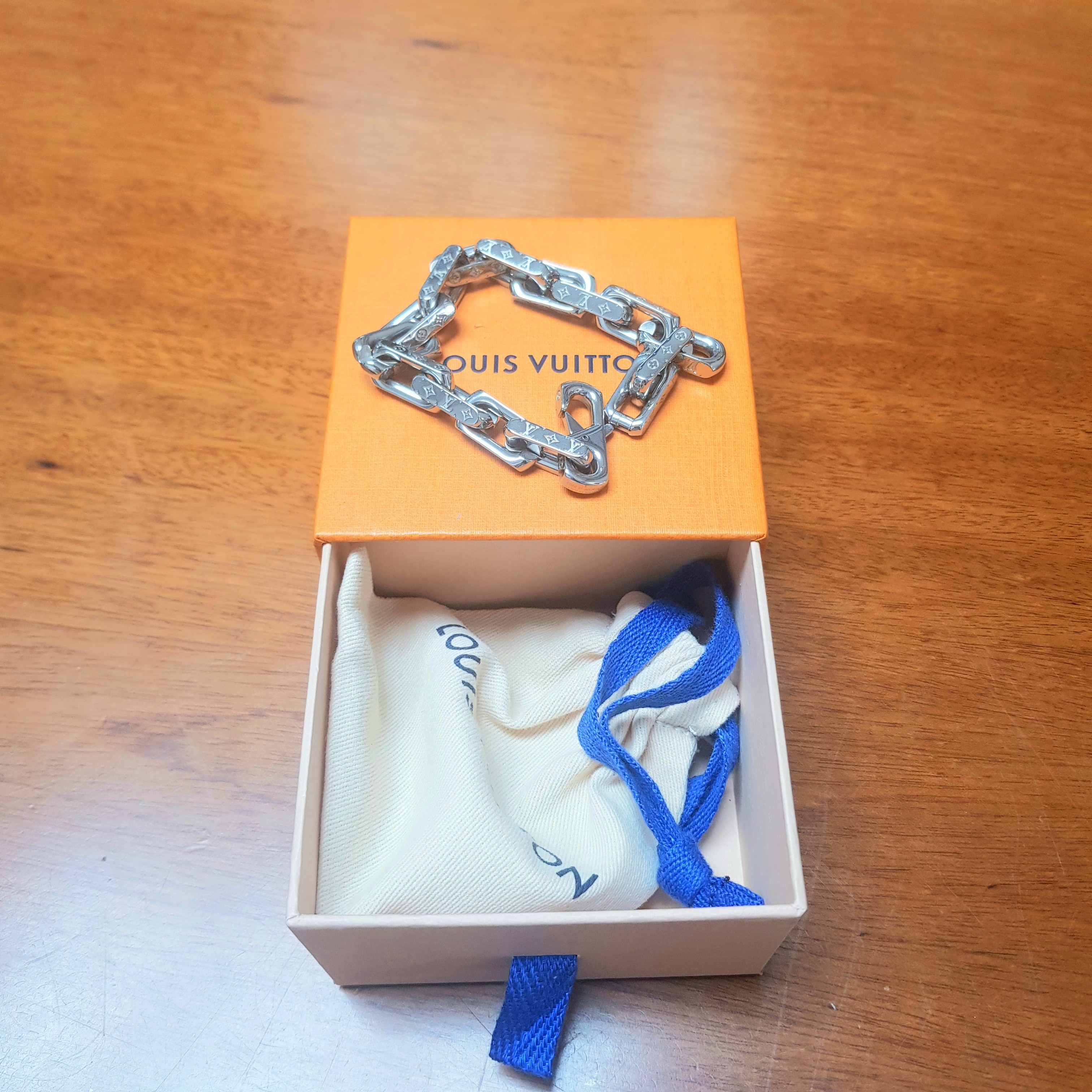 Louis Vuitton Monogram Chain Bracelet Silver, Louis Vuitton Monogram Chain Necklace Silver 착용 스타일 - 1