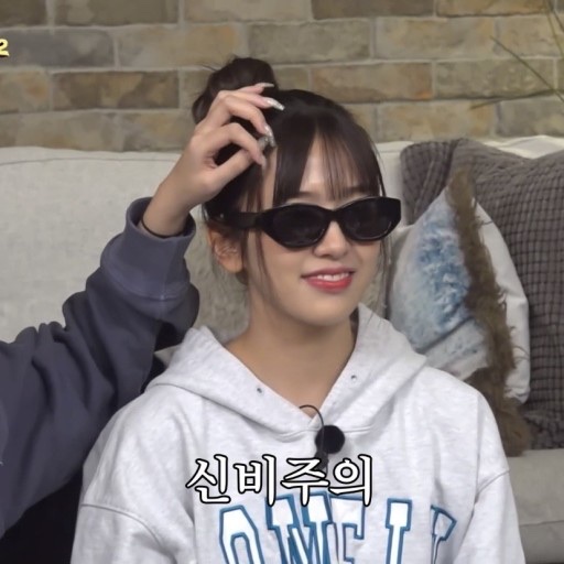 Zara Oval Resin Sunglasses Black 착용 스타일 - 1
