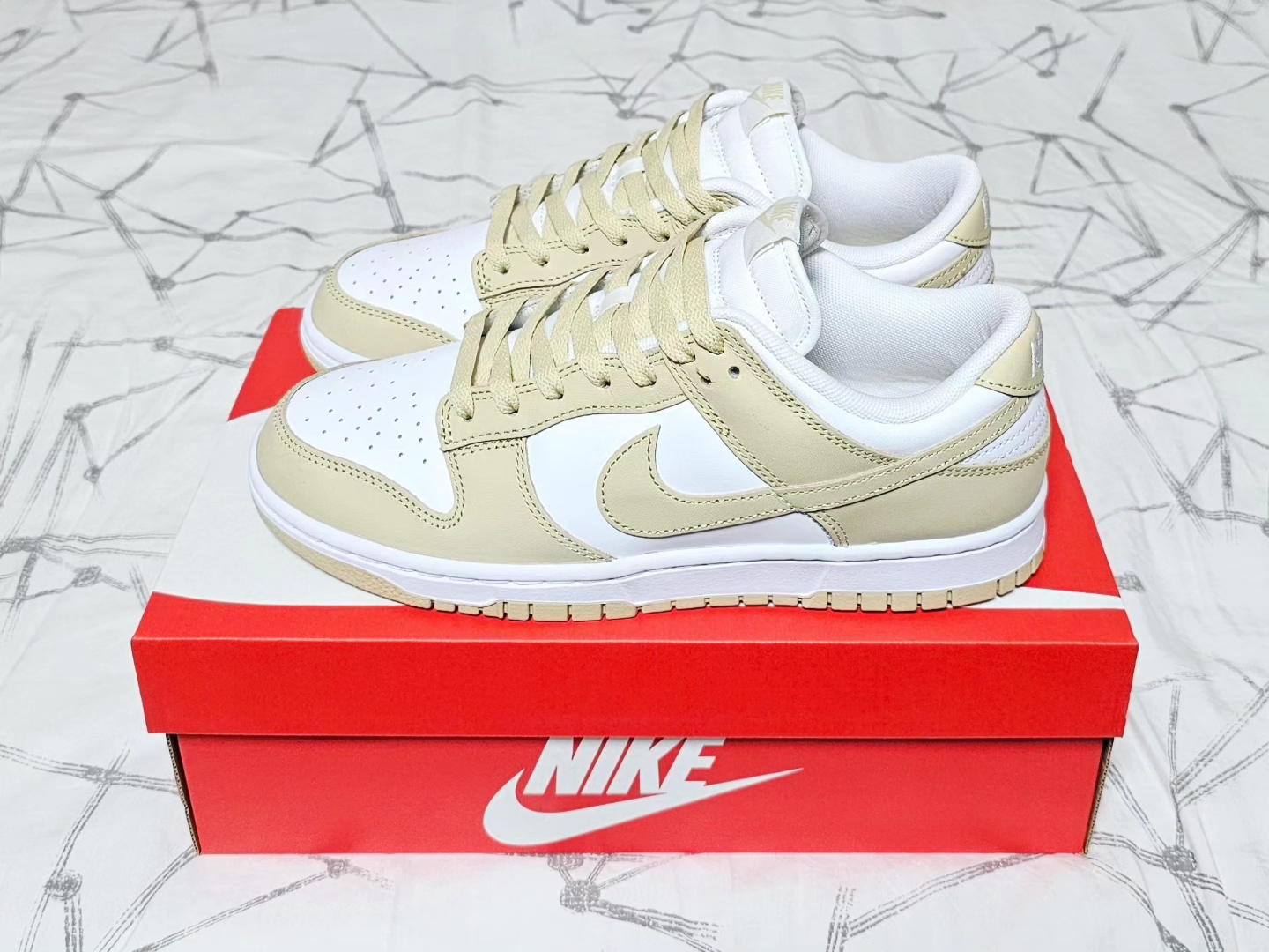 Nike Dunk Low Team Gold and White 착용 스타일 - 2