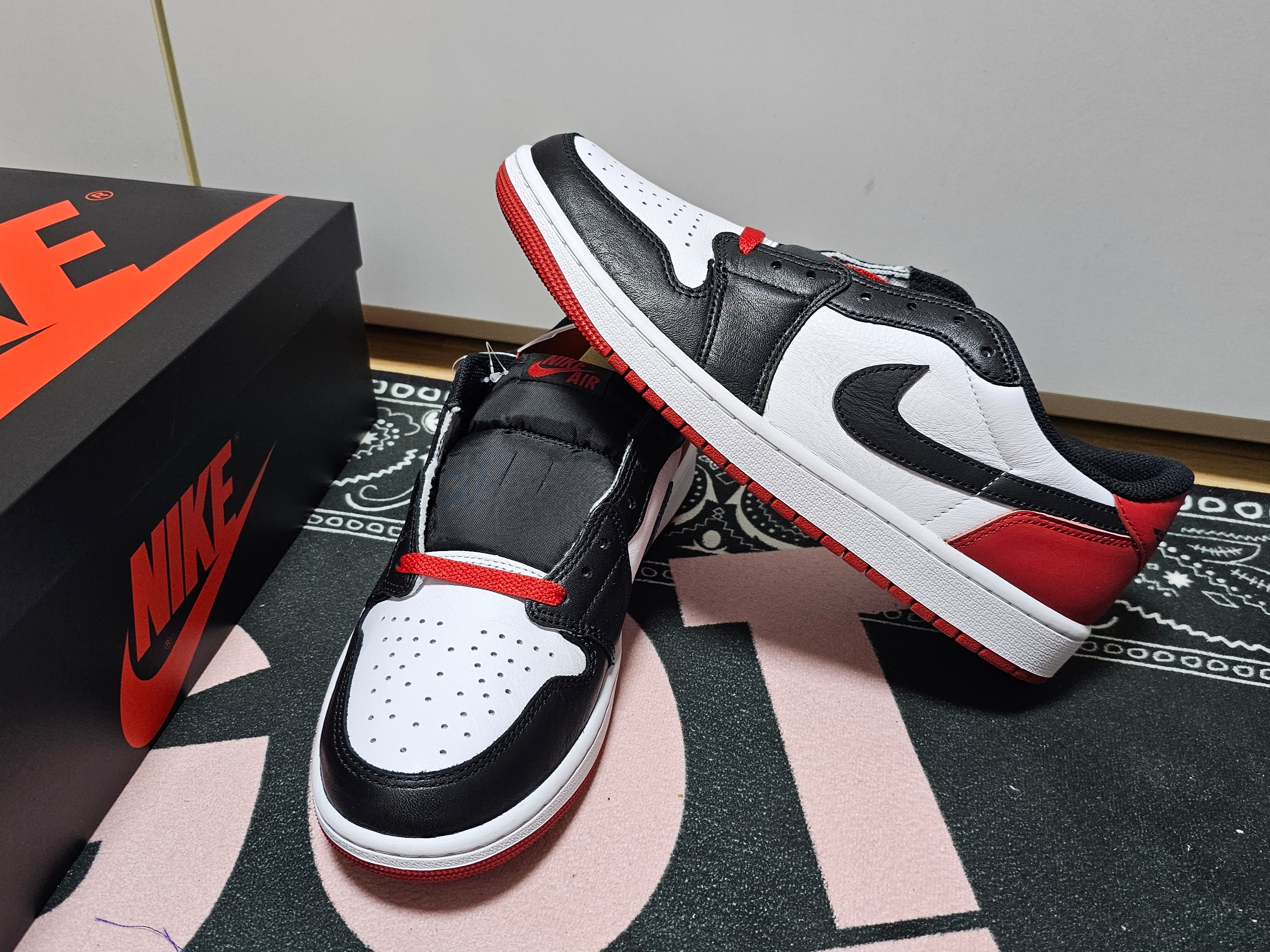 Jordan 1 Retro Low OG Black Toe 착용 스타일 - 1