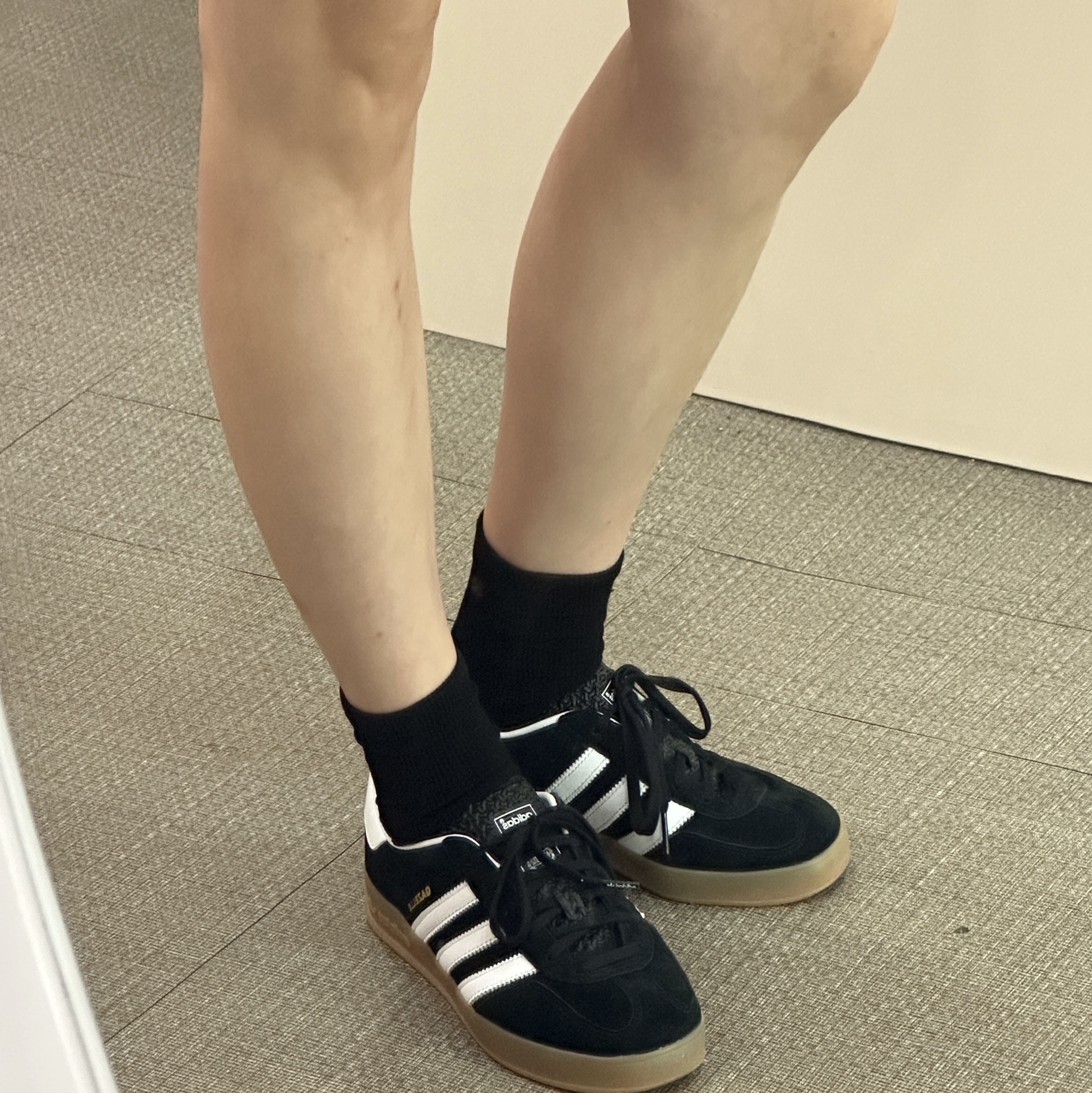 Adidas Gazelle Indoor Core Black 착용 스타일 - 2