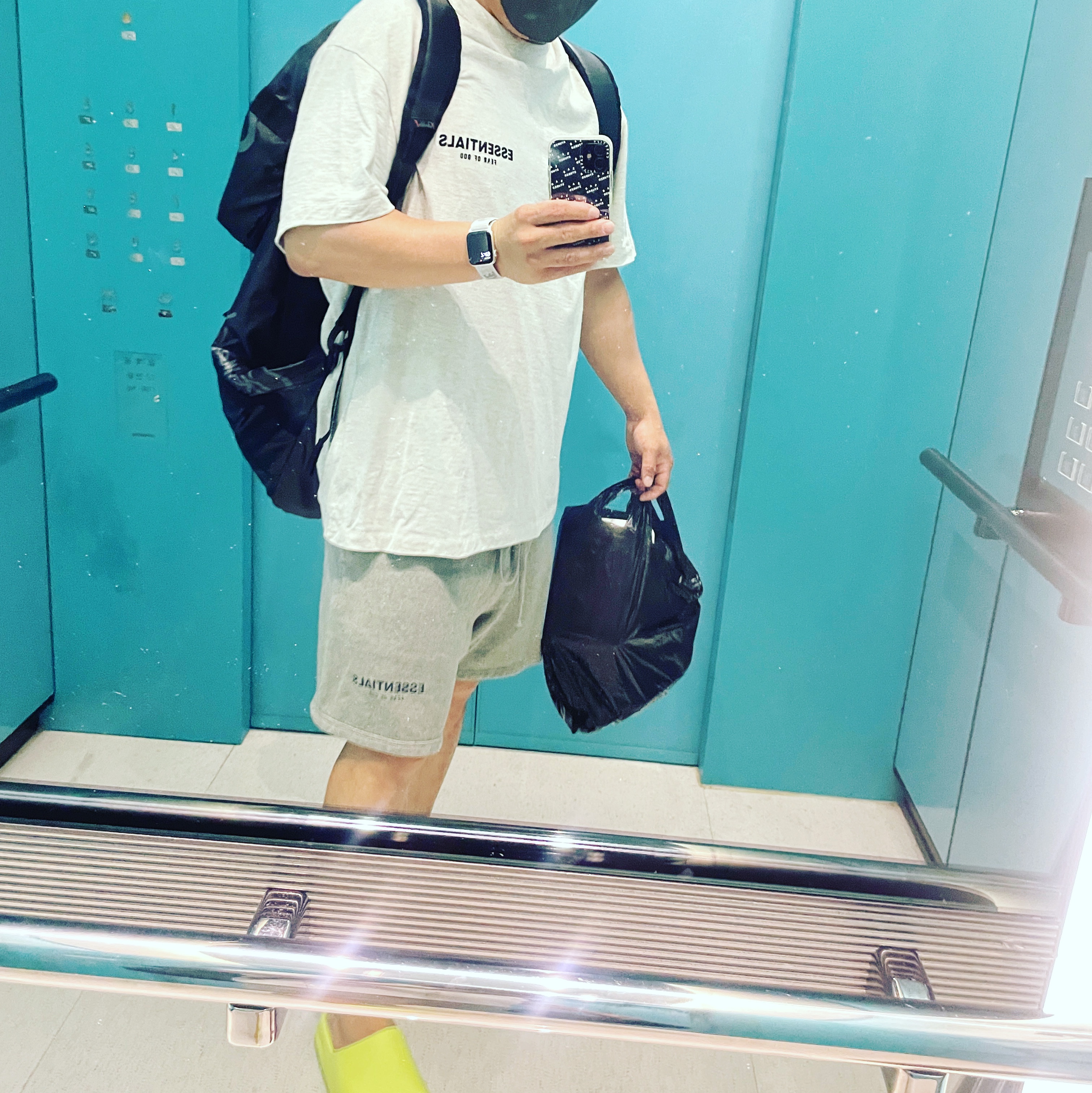 Essentials The Core Collection T-Shirt Light Oatmeal, Essentials The Core Collection Sweatshorts Heather Oatmeal 착용 스타일