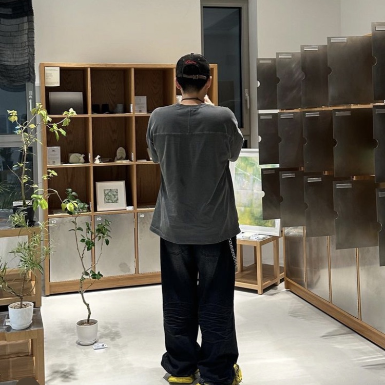 [KREAM 단독] OMO Loosing Denim Pants Washed Black 착용 스타일 - 2