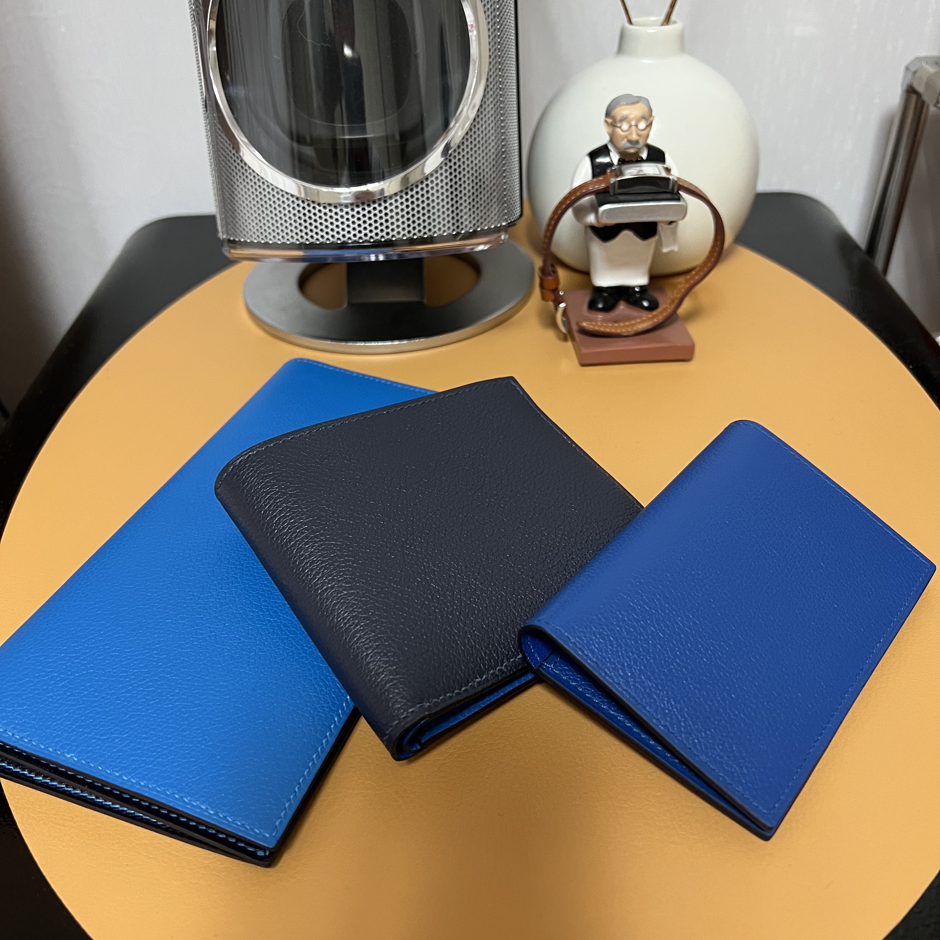 Hermes MC² Euclide Card Holder Evercolor & Bleu de France, Hermes MC² Copernic Jungle Wallet Evercolor & Bleu Nuit Bleu Zellige 착용 스타일 - 2