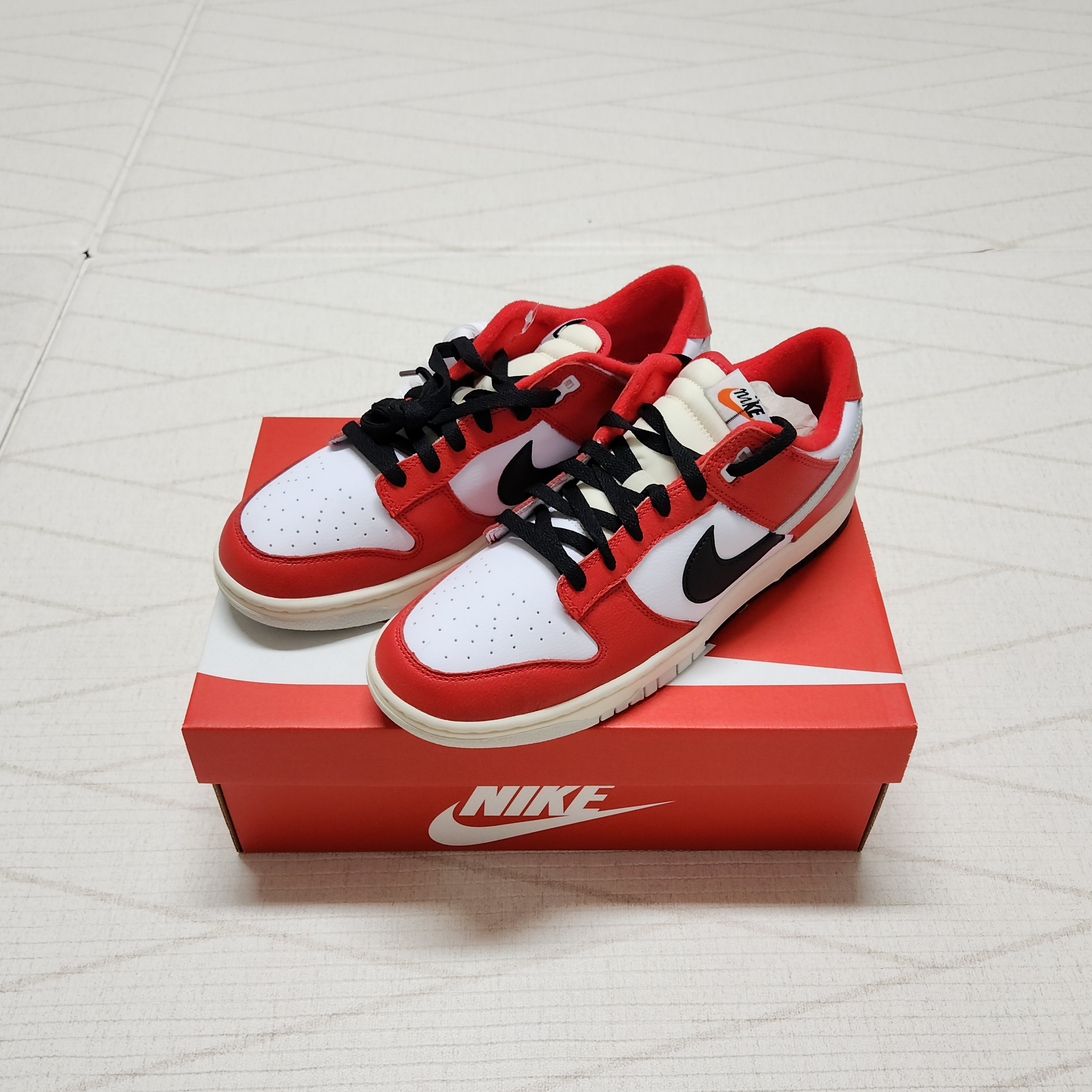 Nike Dunk Low Retro PRM University Red Black 착용 스타일 - 1