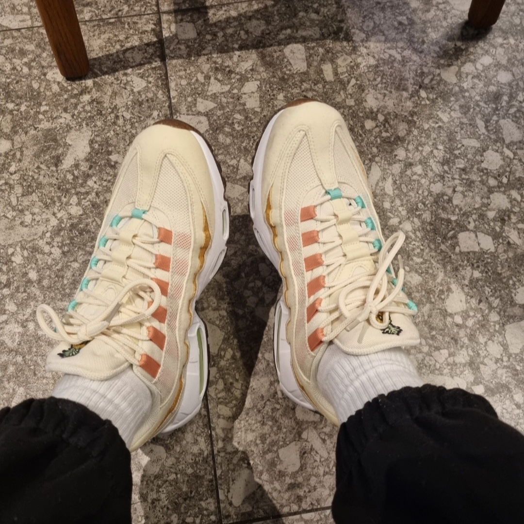 Nike Air Max 95 NRG Pineapple 착용 스타일