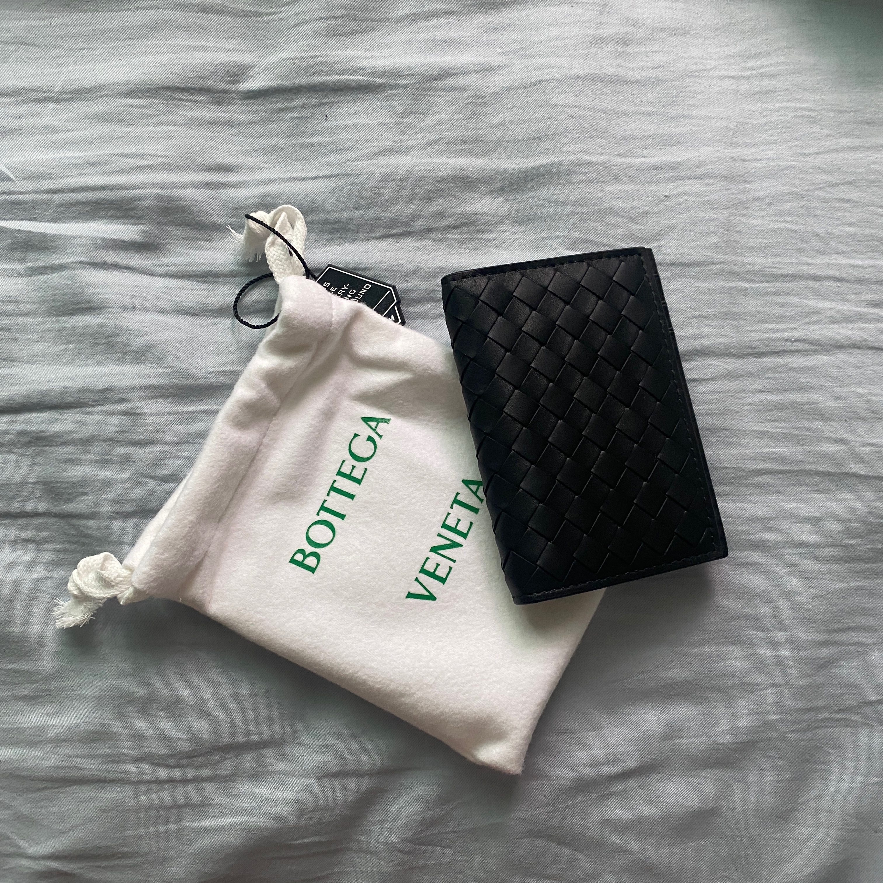 Bottega Veneta Flap Card Case Black 착용 스타일 - 1
