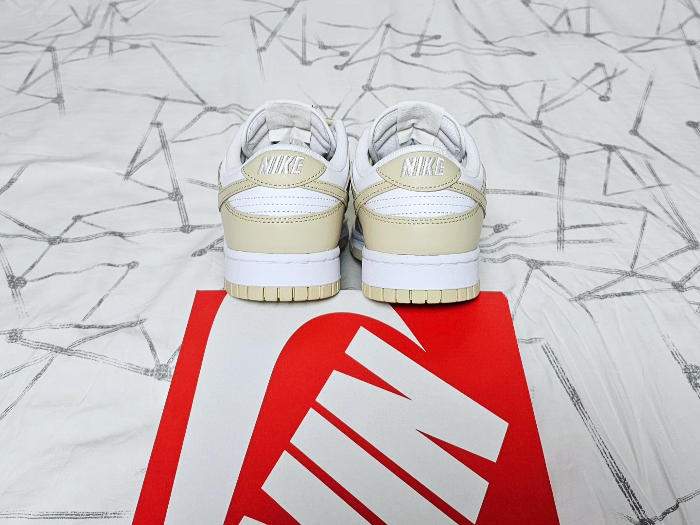 Nike Dunk Low Team Gold and White 착용 스타일 - 5