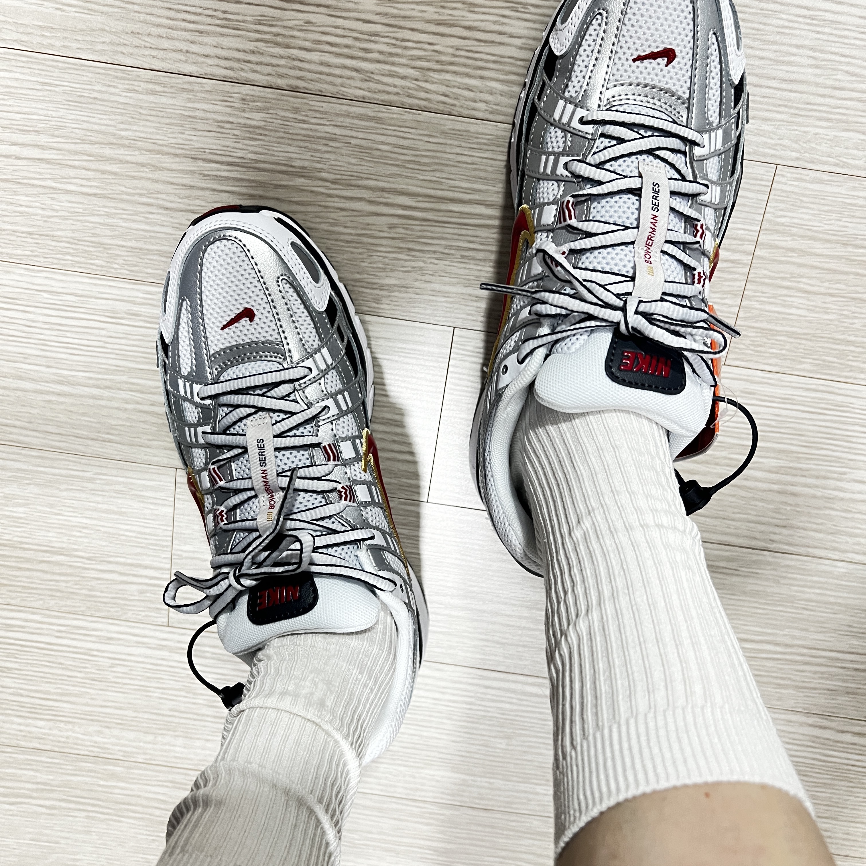 (W) Nike P-6000 Metallic Silver Red 착용 스타일 - 1