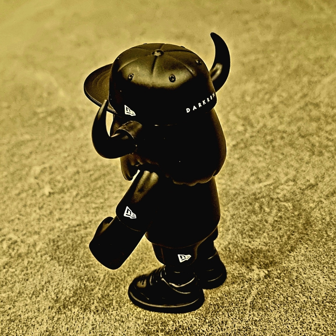 Darkr8m Studio x New Era FFALO Figure Black 착용 스타일 - 2