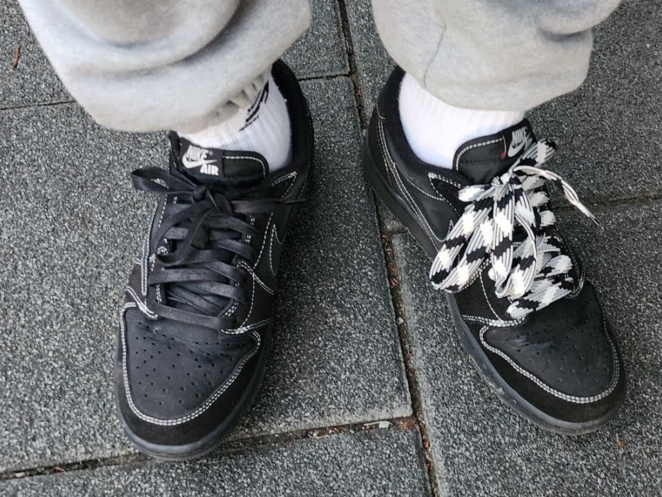 Jordan 1 x Travis Scott Retro Low OG SP Black Phantom 착용 스타일 - 1