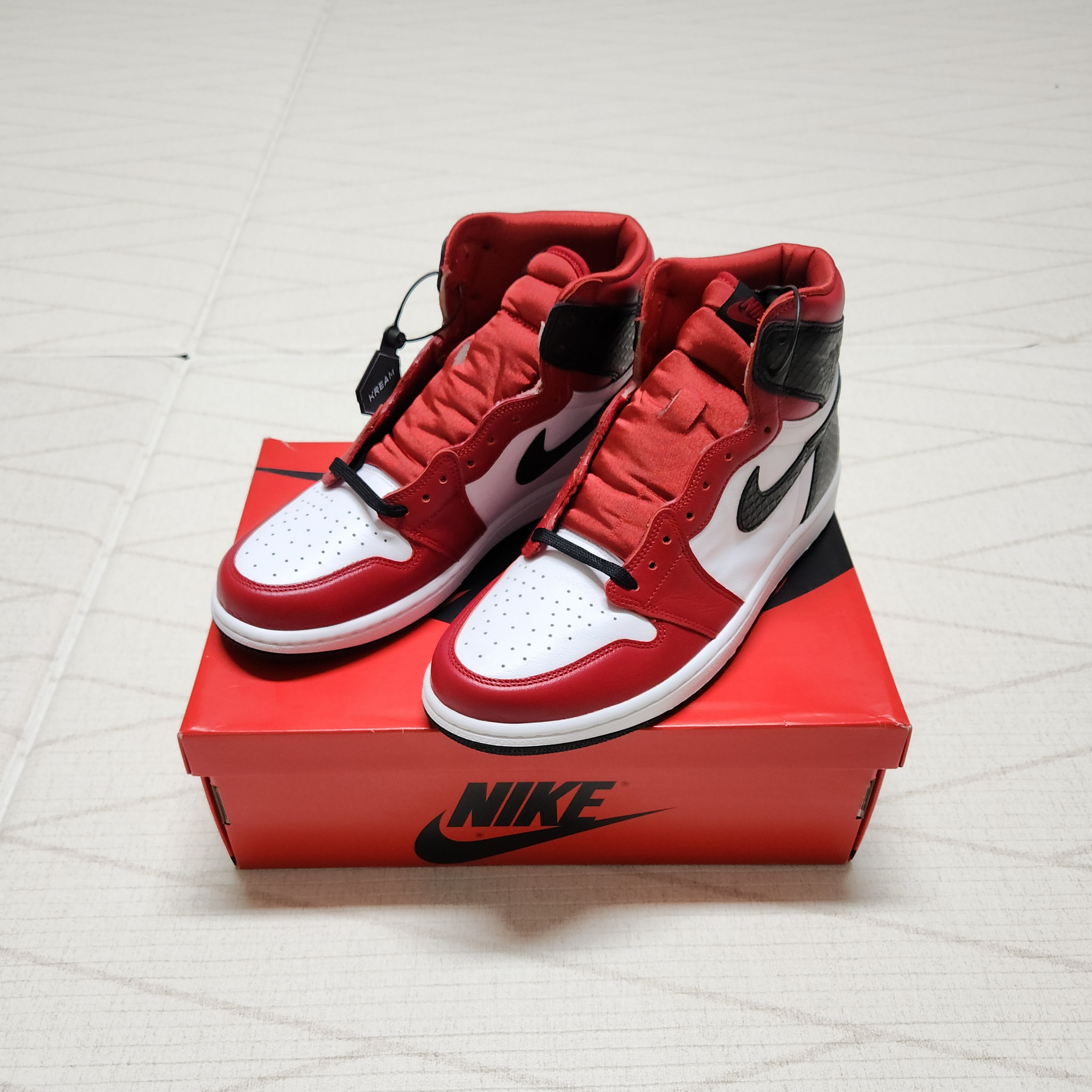 (W) Jordan 1 Retro High Satin Red 착용 스타일 - 1