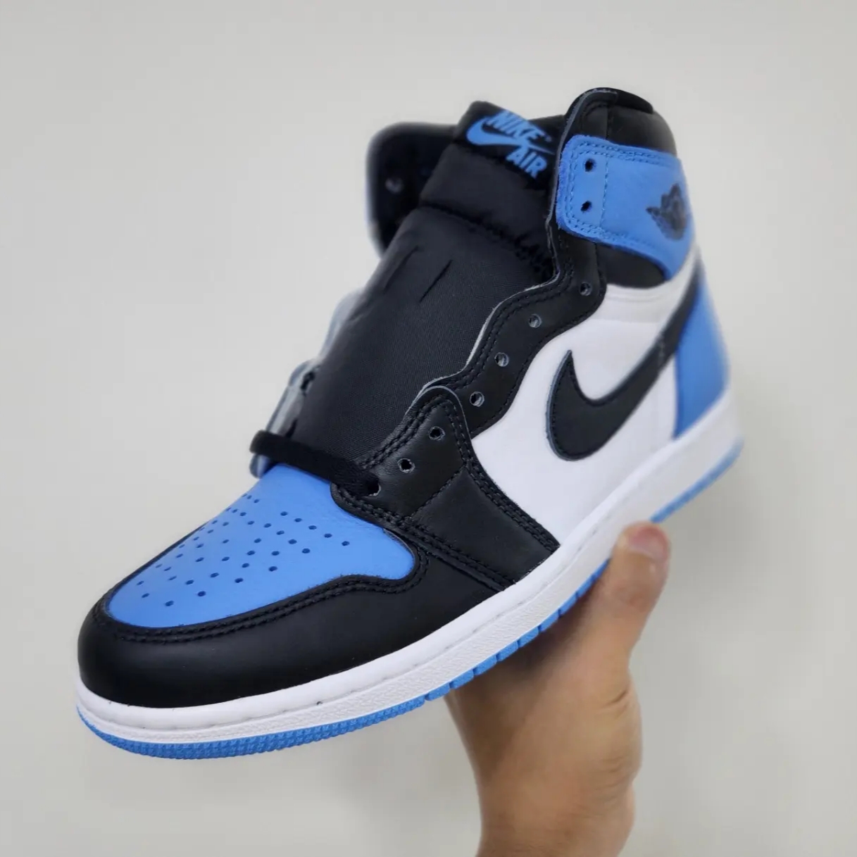 Jordan 1 Retro High OG University Blue 착용 스타일 - 1