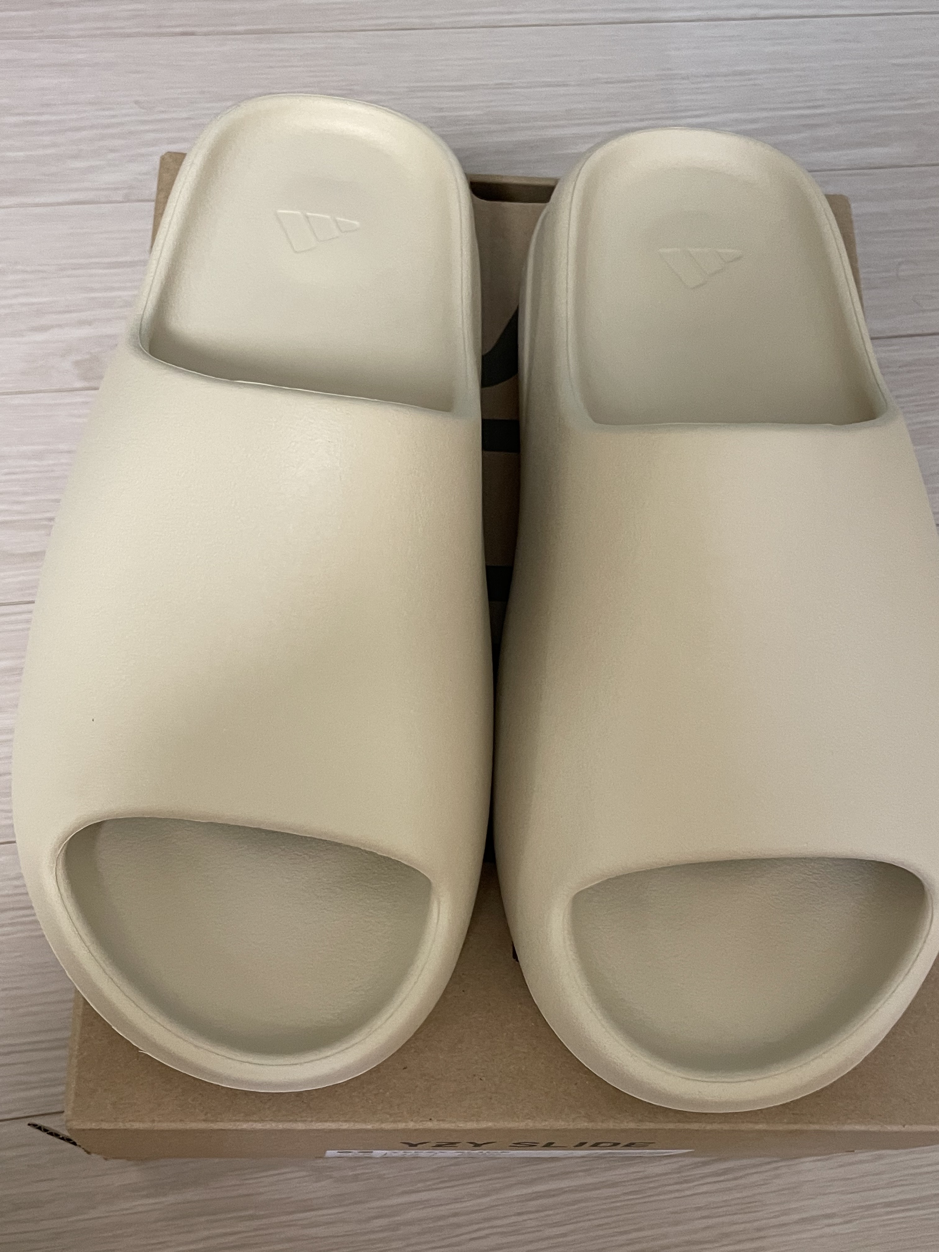 New Balance 992 Made in USA White Navy, Adidas Yeezy Slide Bone 2022/2023 착용 스타일 - 4
