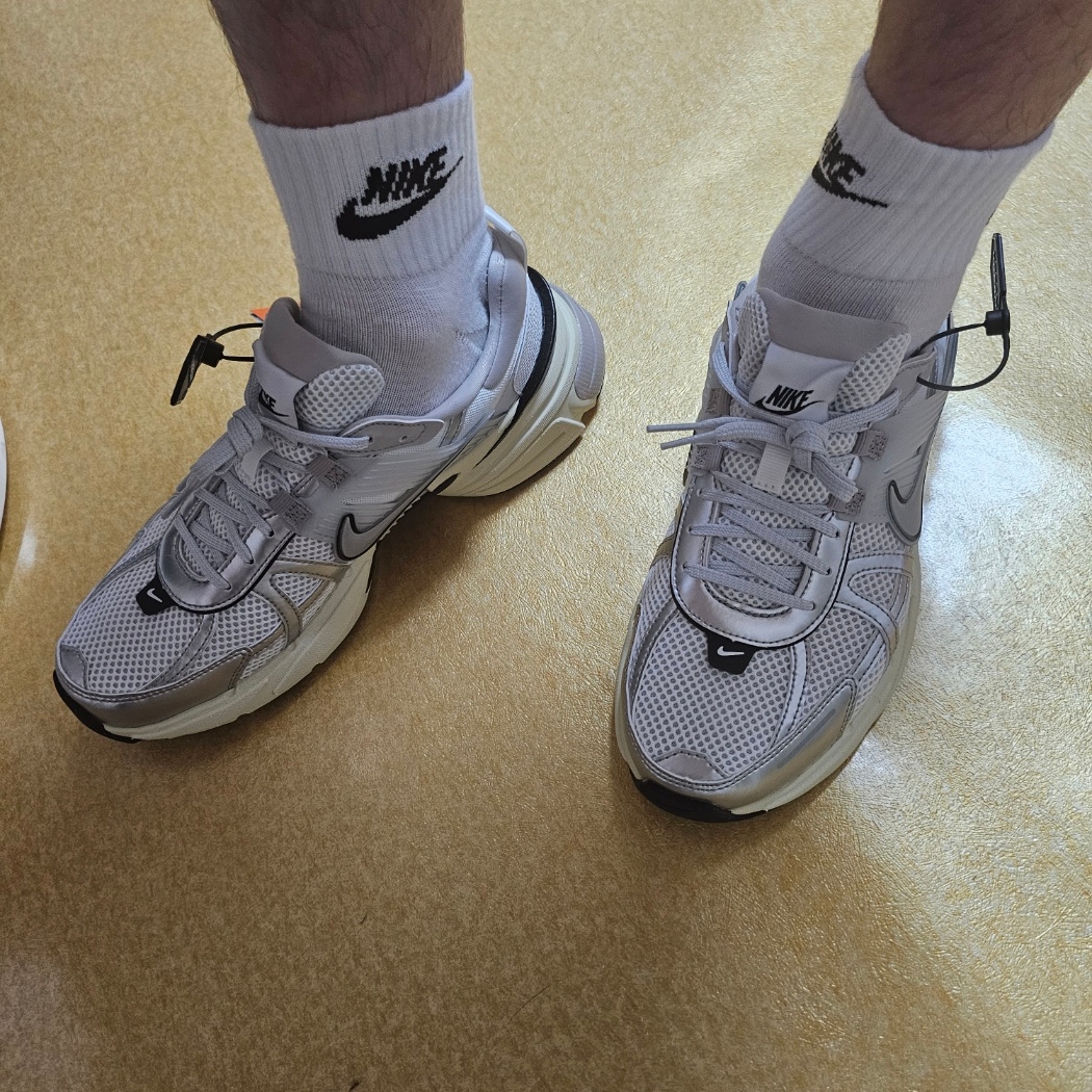 Nike V2K Run Summit White Metallic Silver 착용 스타일