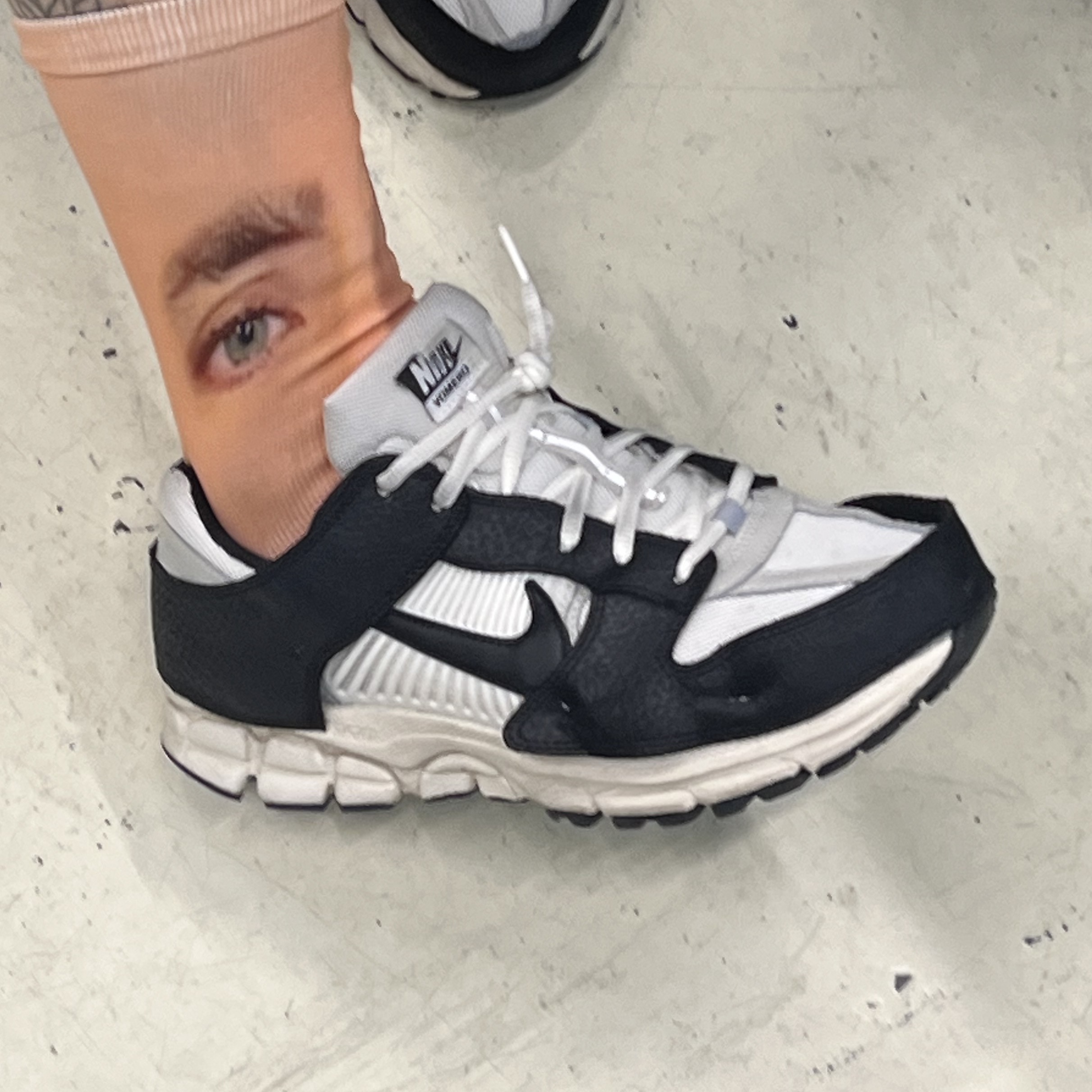 (W) Nike Zoom Vomero 5 Wolf Grey and Black 착용 스타일