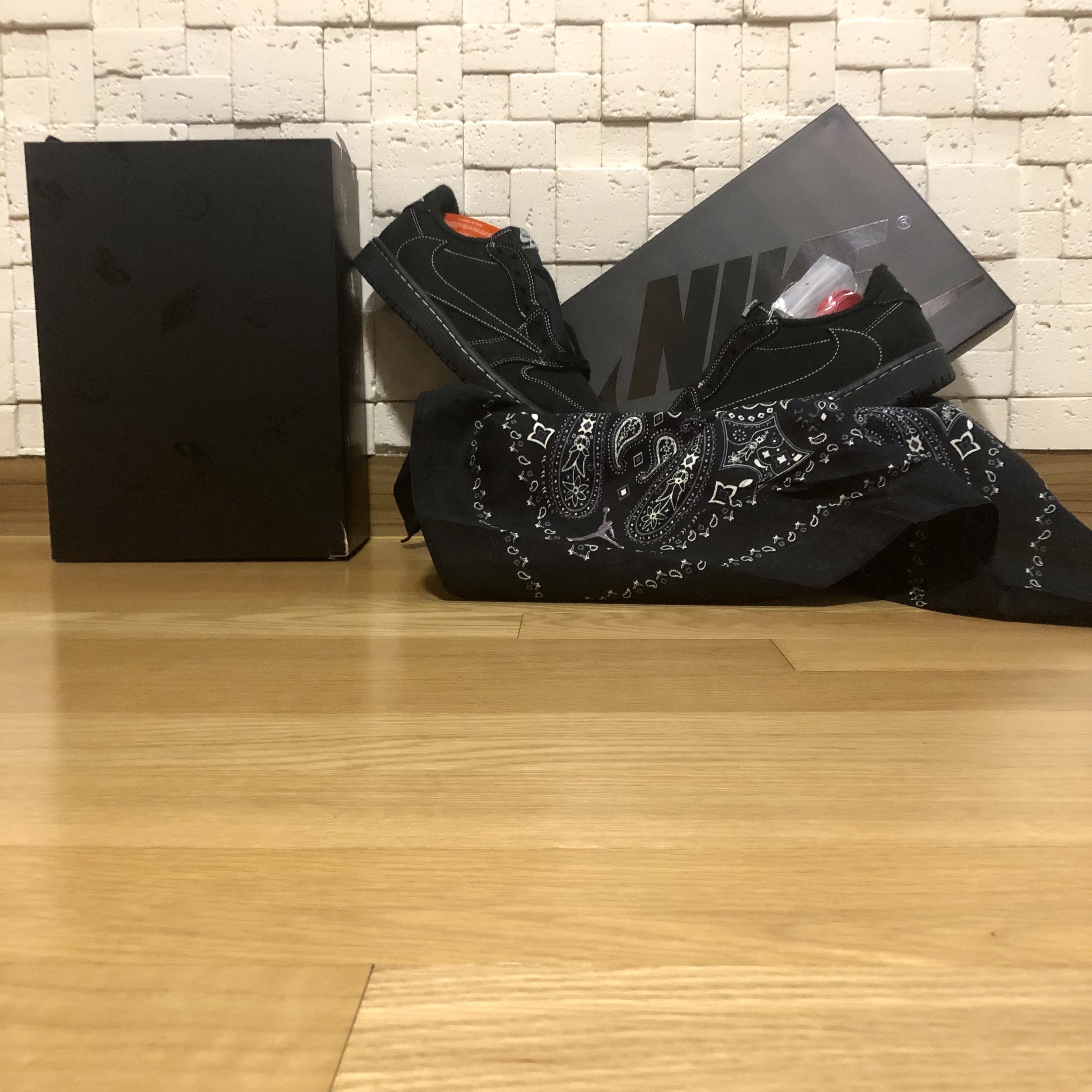 Jordan 1 x Travis Scott Retro Low OG SP Black Phantom 착용 스타일 - 3