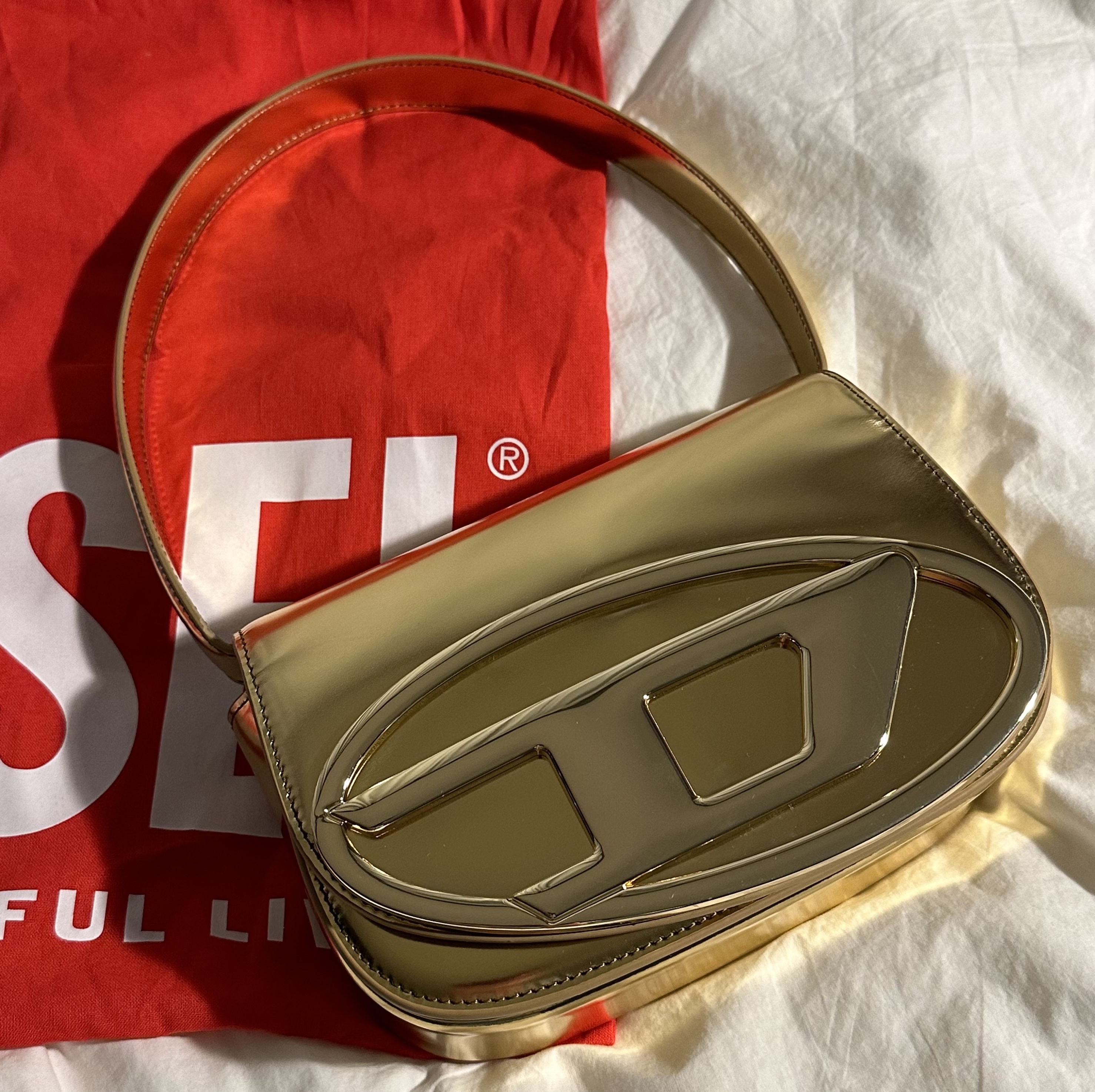 Diesel 1DR Shoulder Bag in Mirrored Leather Gold 착용 스타일