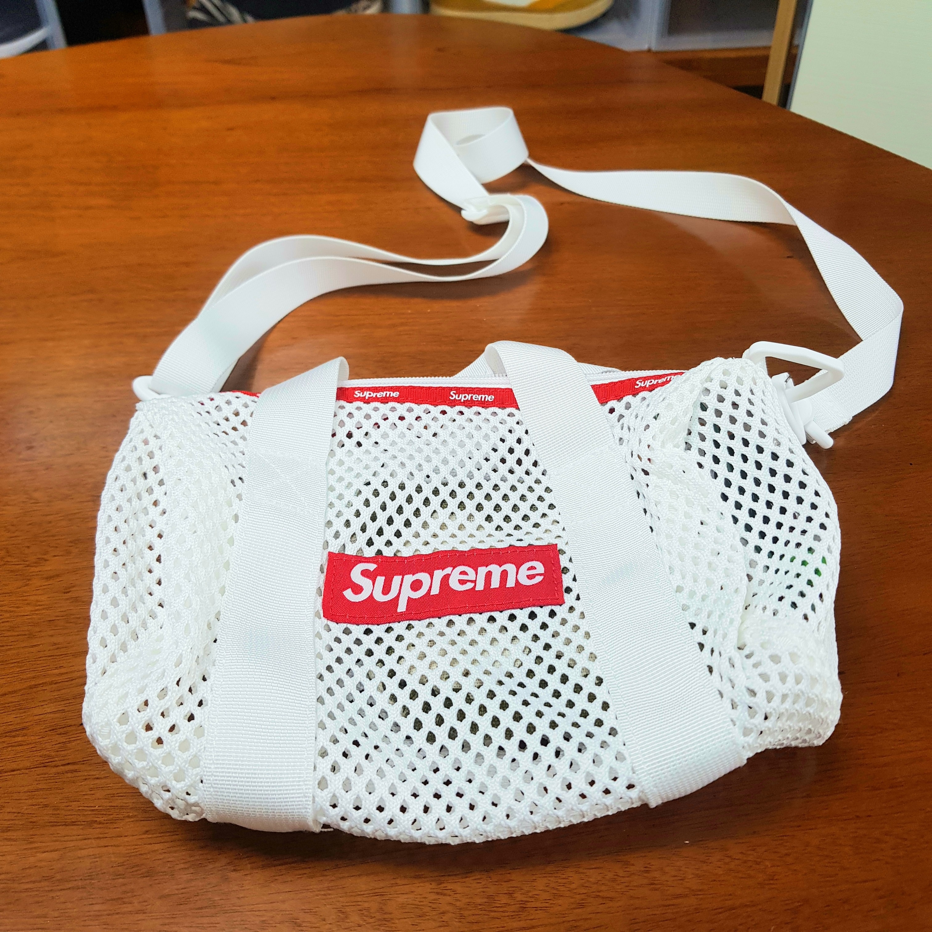 Supreme Denim Camp Cap Washed Blue - 22FW, Supreme Mesh Mini Duffle Bag White - 23SS 착용 스타일 - 2