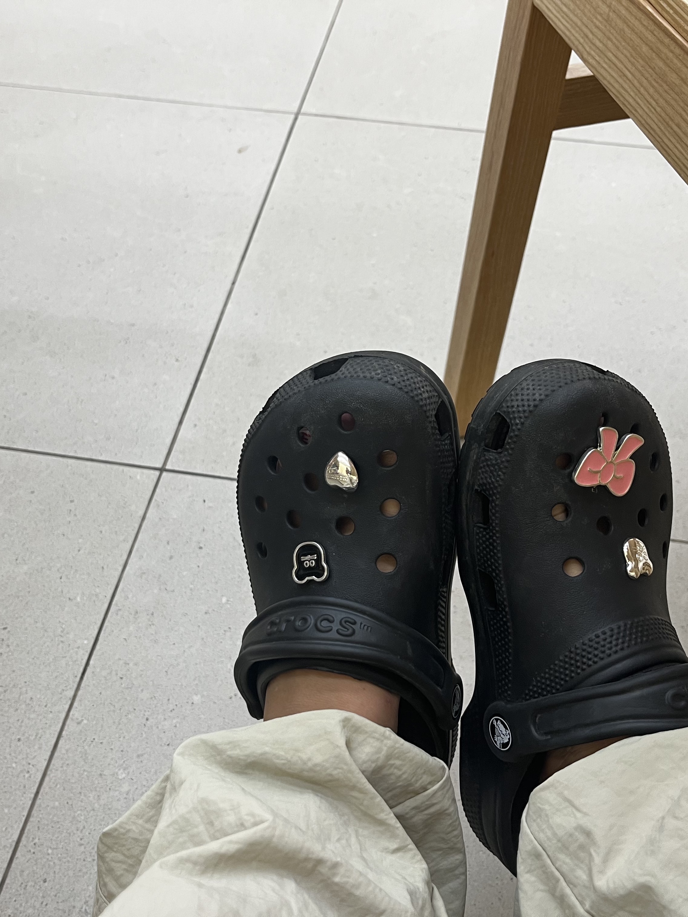 Crocs Classic Clog Black 착용 스타일 - 1