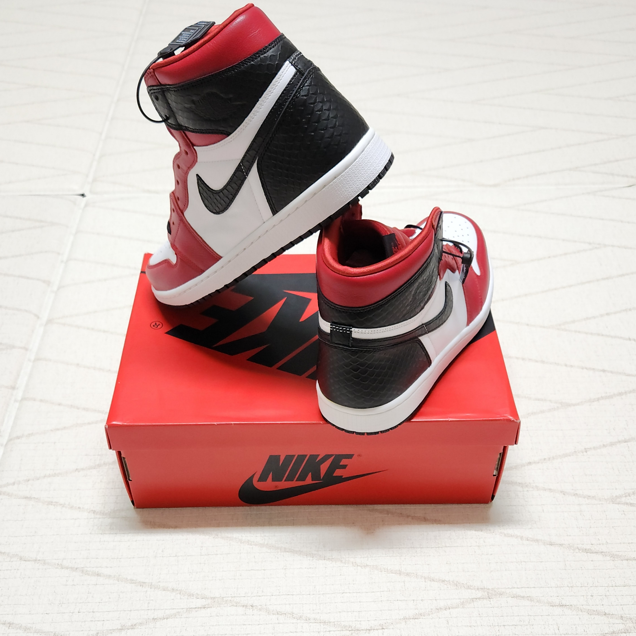 (W) Jordan 1 Retro High Satin Red 착용 스타일 - 3