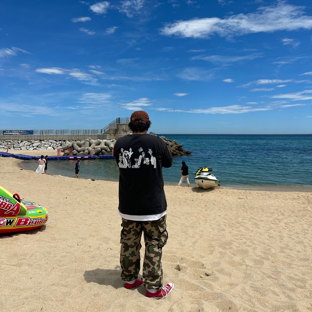 Stussy x Martine Rose Collage Pigment Dyed T-Shirt Black 착용 스타일