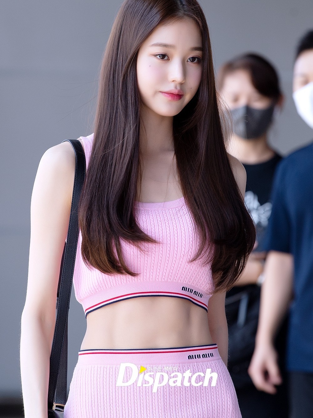 (W) Miu Miu Sleeveless Viscose Top Pink, (W) Miu Miu Viscose Mini Skirt with Logo Pink 착용 스타일