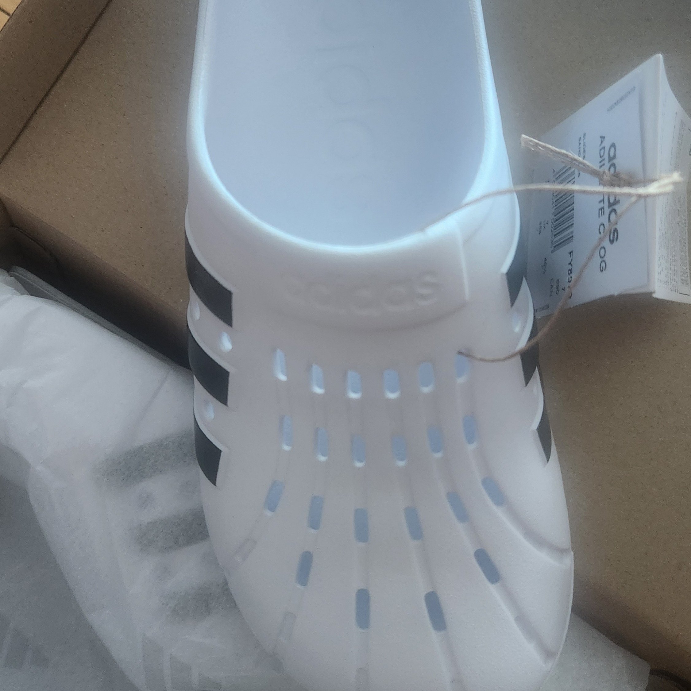 Adidas Adilette Clog White Black 착용 스타일 - 2