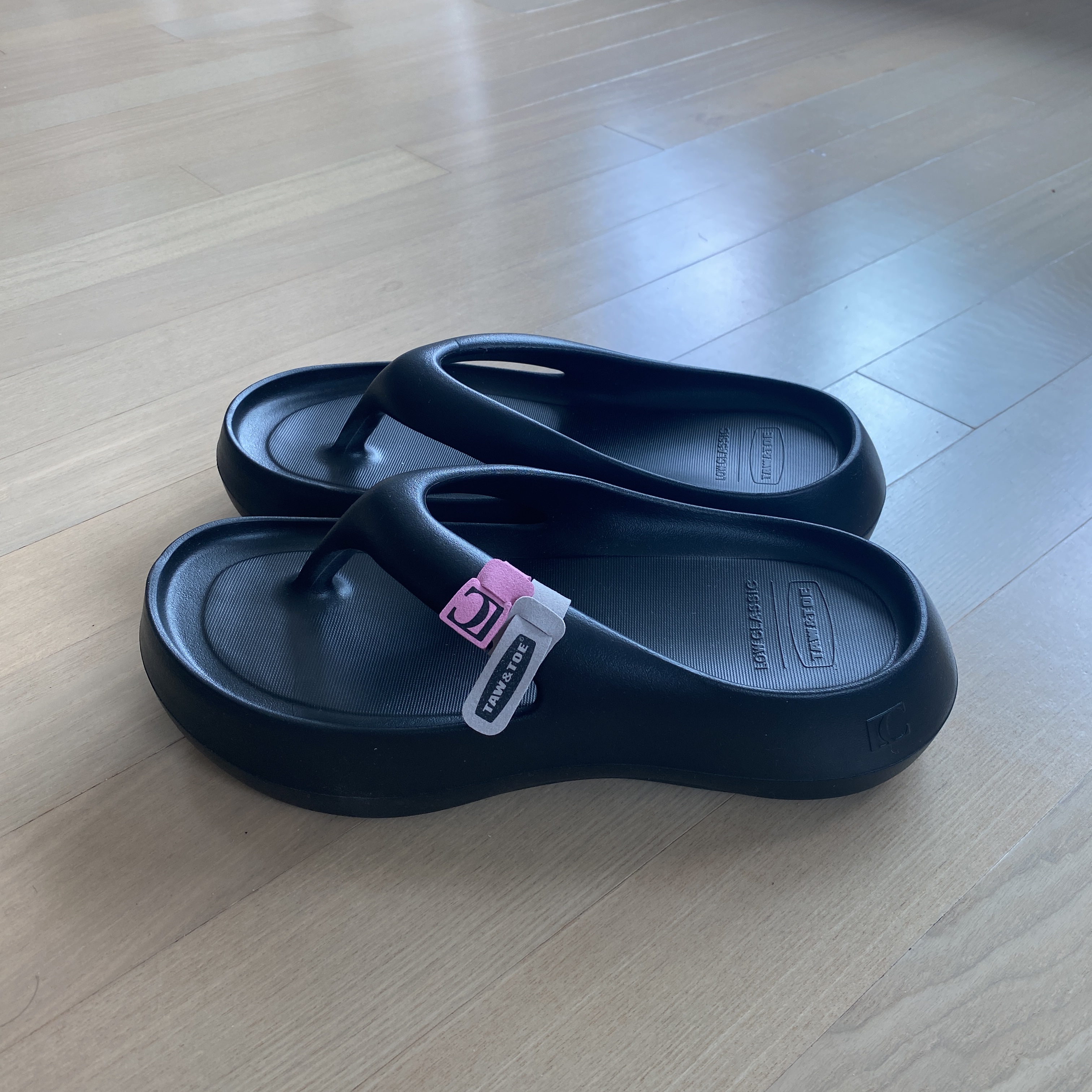 Taw&Toe x Low Classic Platform Flip Flop Black 착용 스타일 - 1
