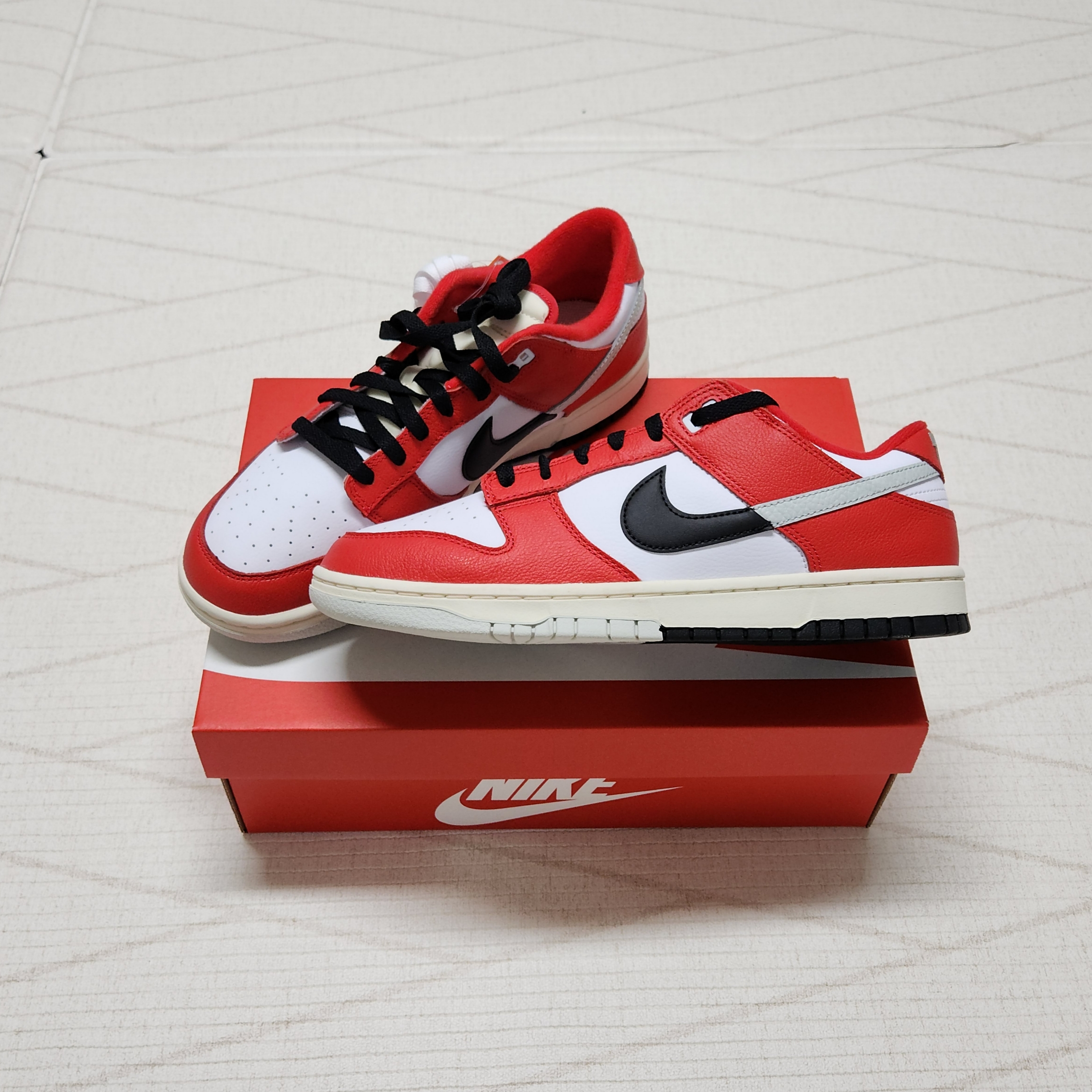 Nike Dunk Low Retro PRM University Red Black 착용 스타일 - 3