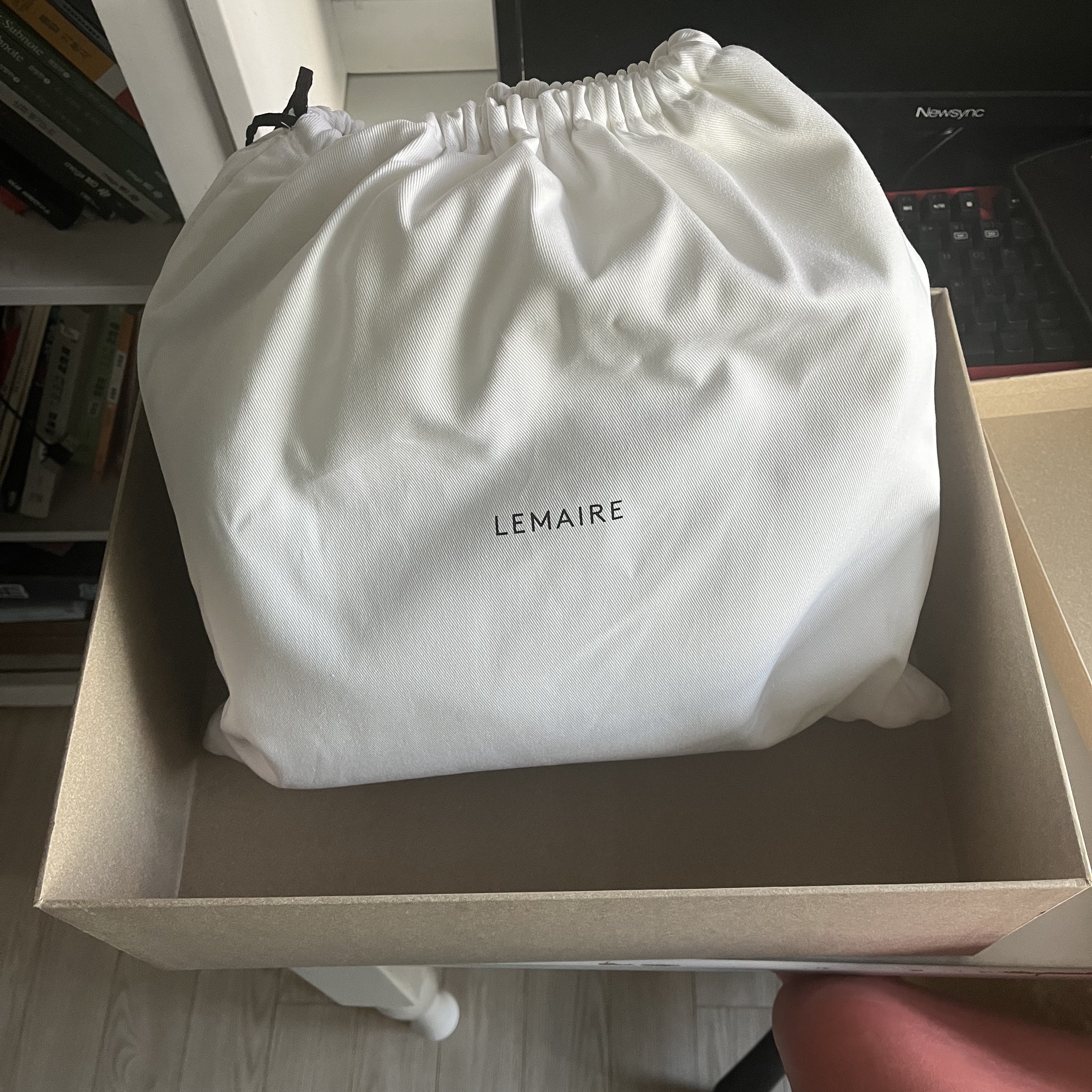 Lemaire Camera Bag Vegetable-Tanned Leather Black 착용 스타일 - 1