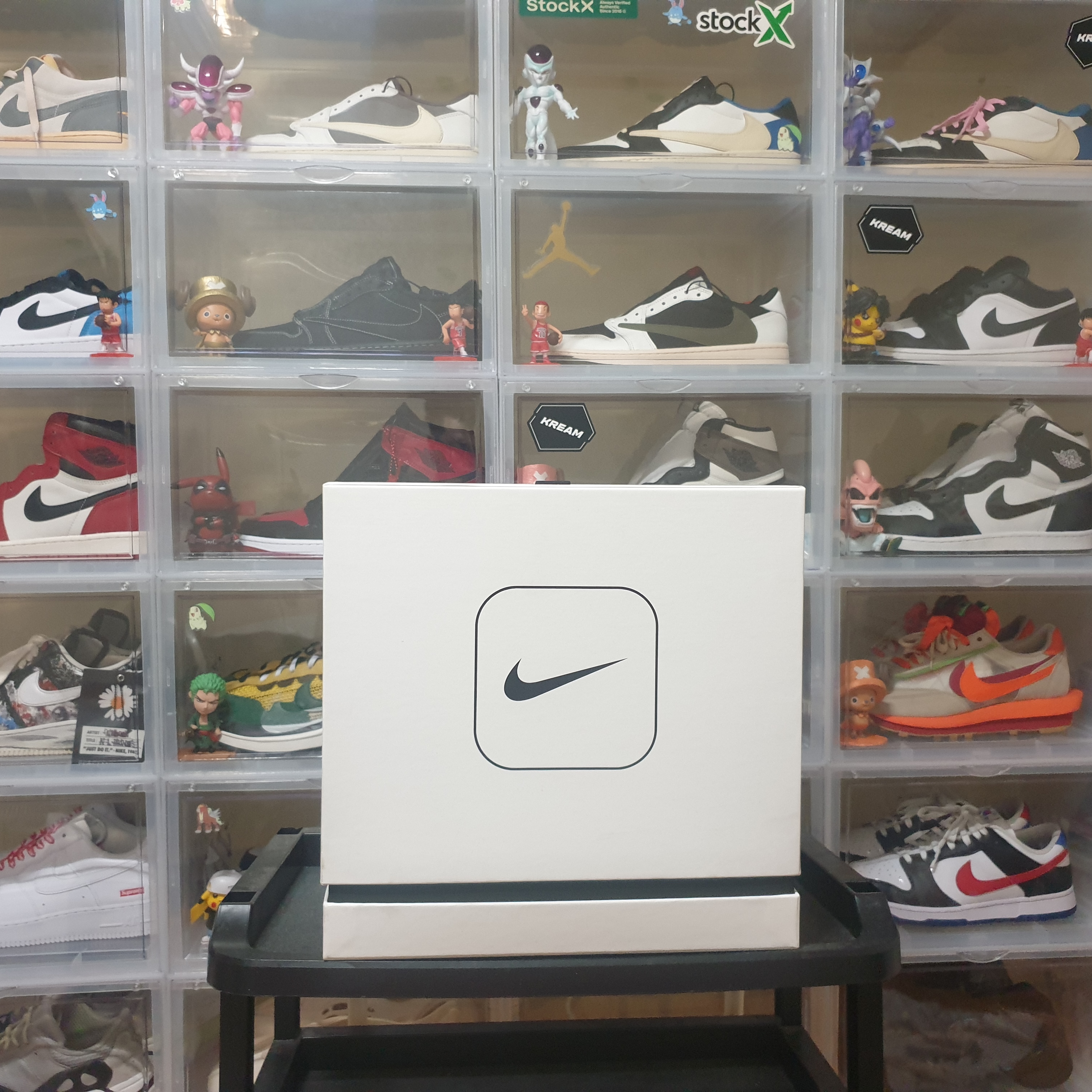 Jordan 1 Retro Low OG Black Toe, (W) Jordan 1 x Travis Scott Retro Low OG SP Medium Olive 착용 스타일 - 1