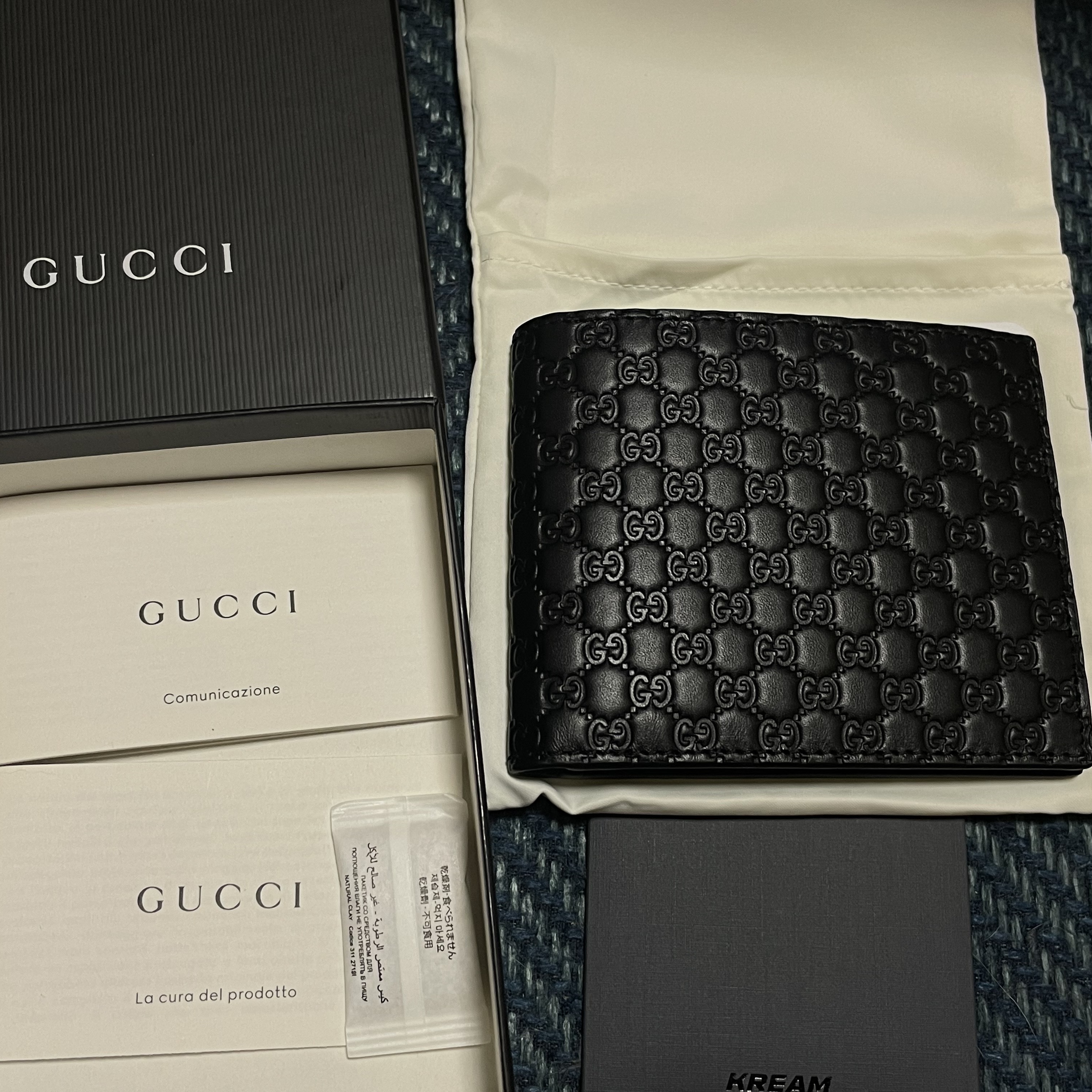 Gucci Micro GG Ssima Bi-Fold Wallet Black 착용 스타일 - 2