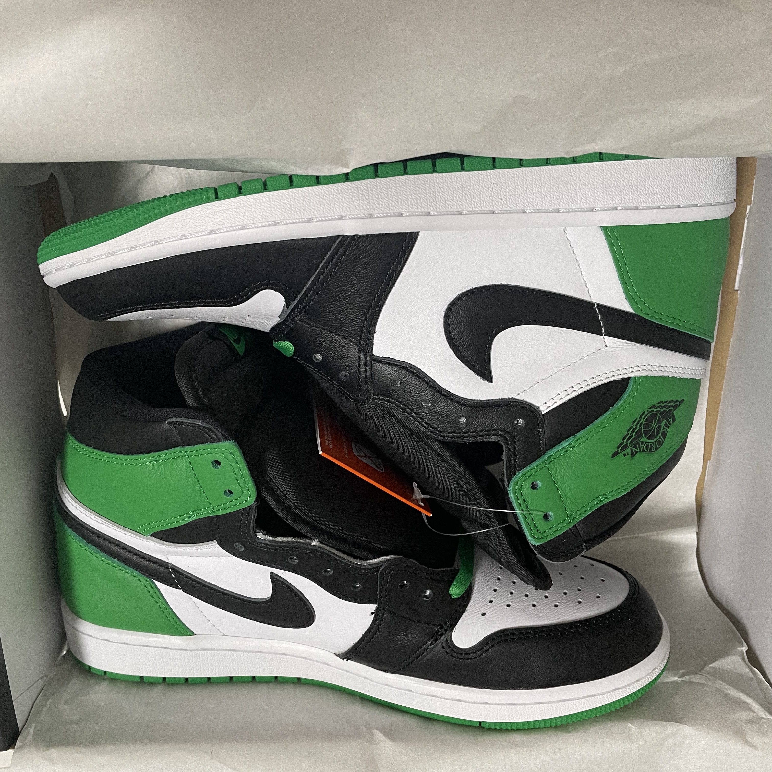 Jordan 1 Retro High OG Black and Lucky Green 착용 스타일