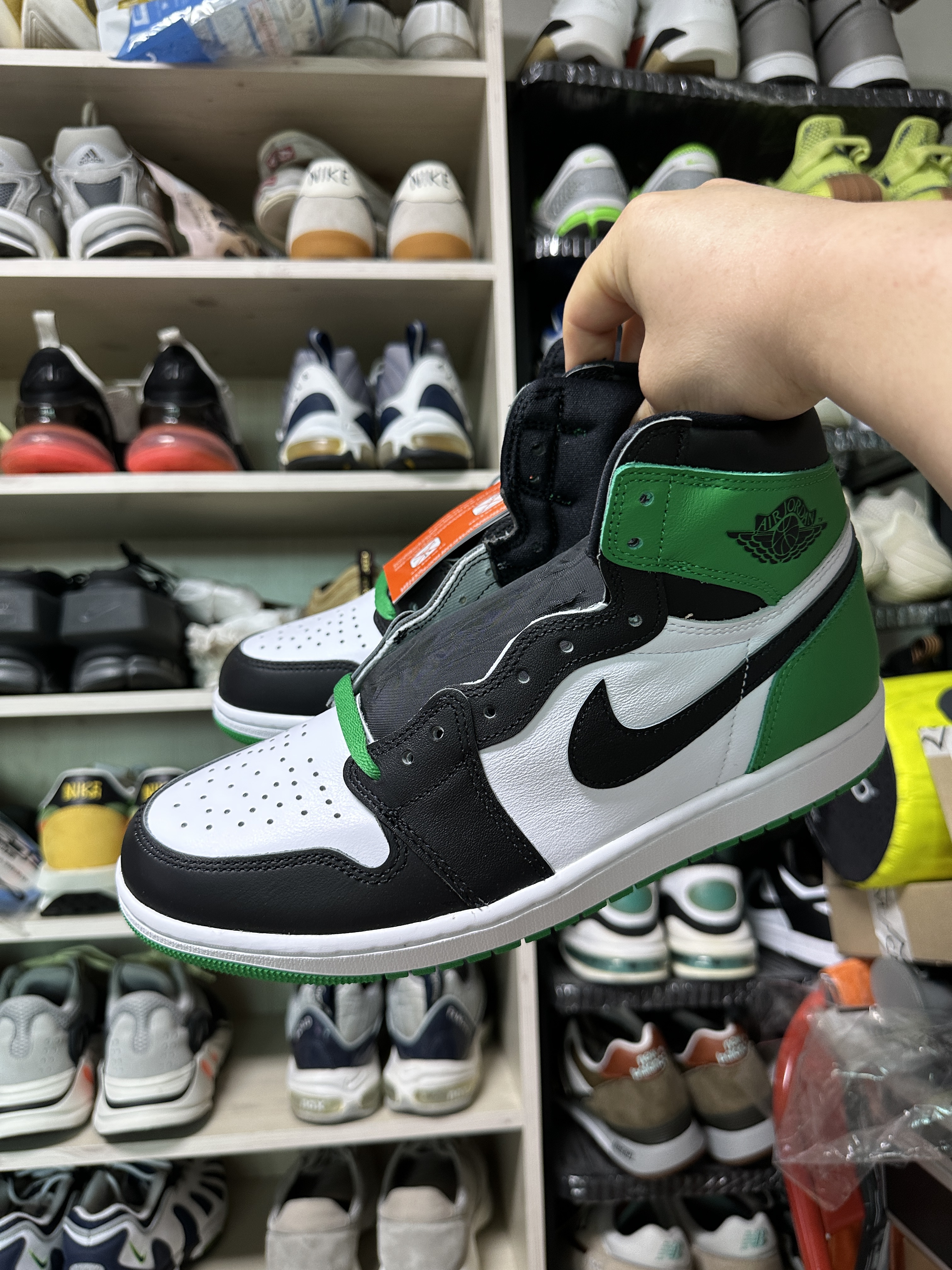 Jordan 1 Retro High OG Black and Lucky Green 착용 스타일