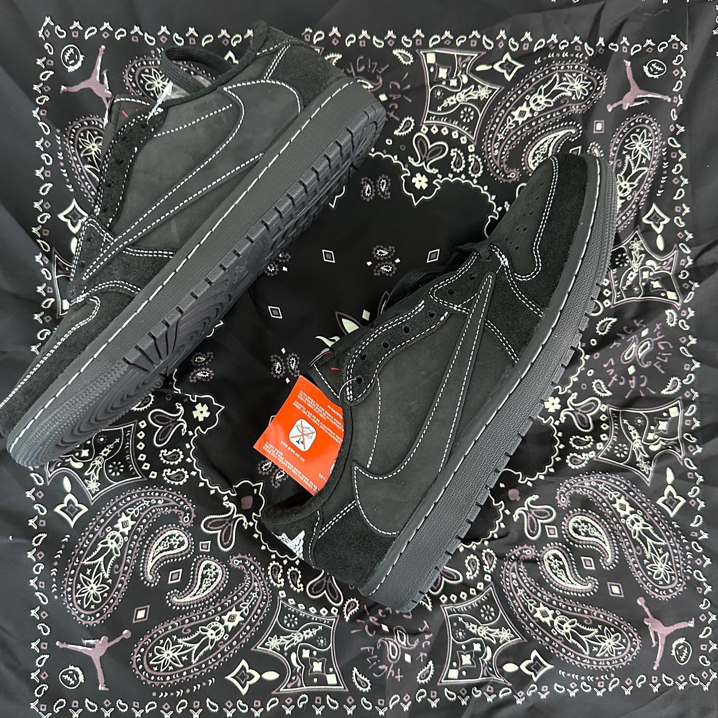 Jordan 1 x Travis Scott Retro Low OG SP Black Phantom 착용 스타일 - 1
