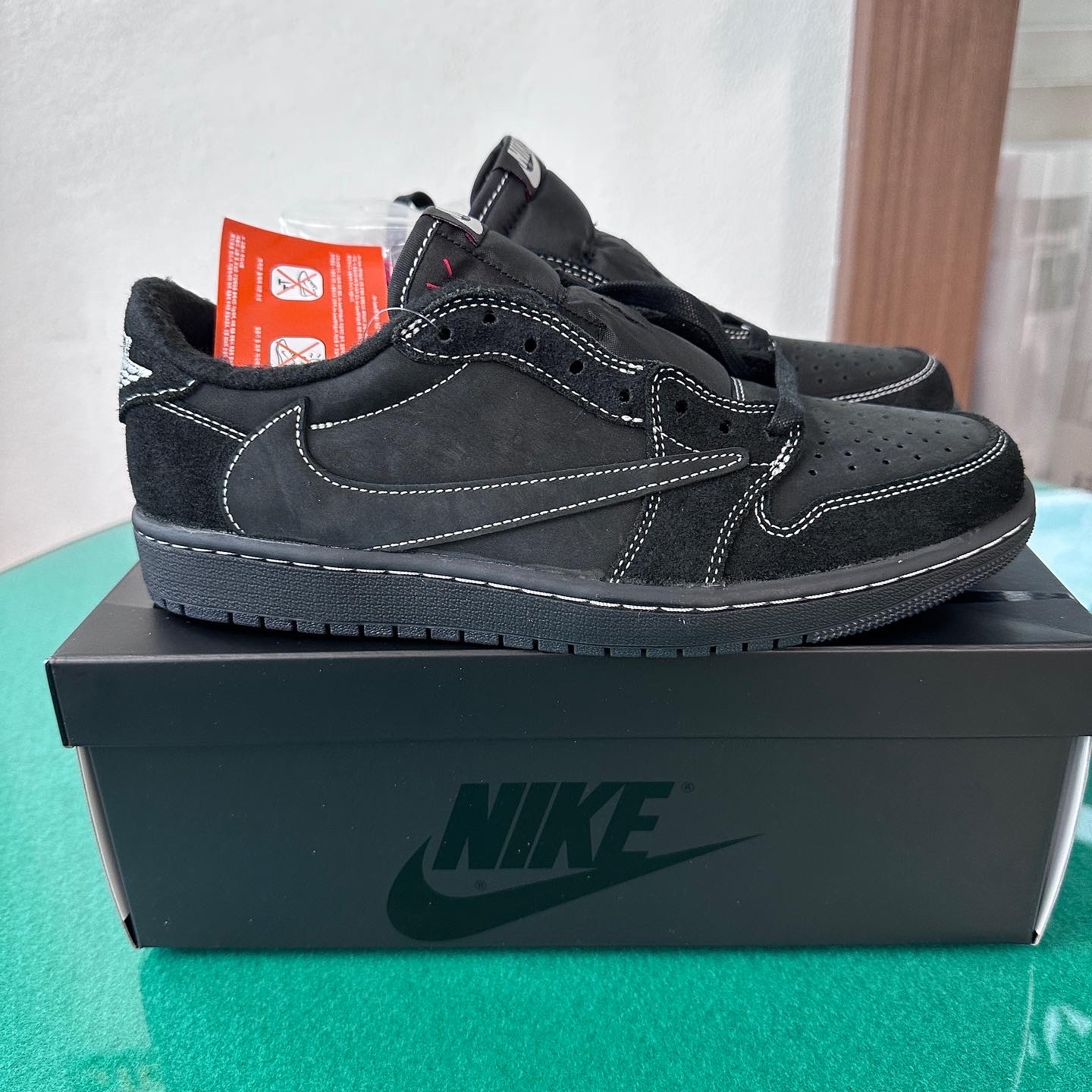 Jordan 1 x Travis Scott Retro Low OG SP Black Phantom 착용 스타일 - 5