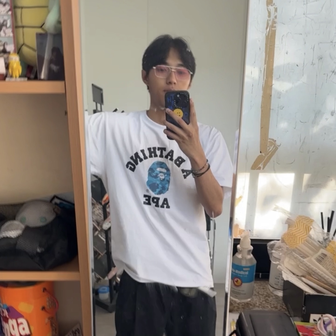 BAPE Storm College T-Shirt White Blue, Human Made Military Card Case Olive Drab 착용 스타일