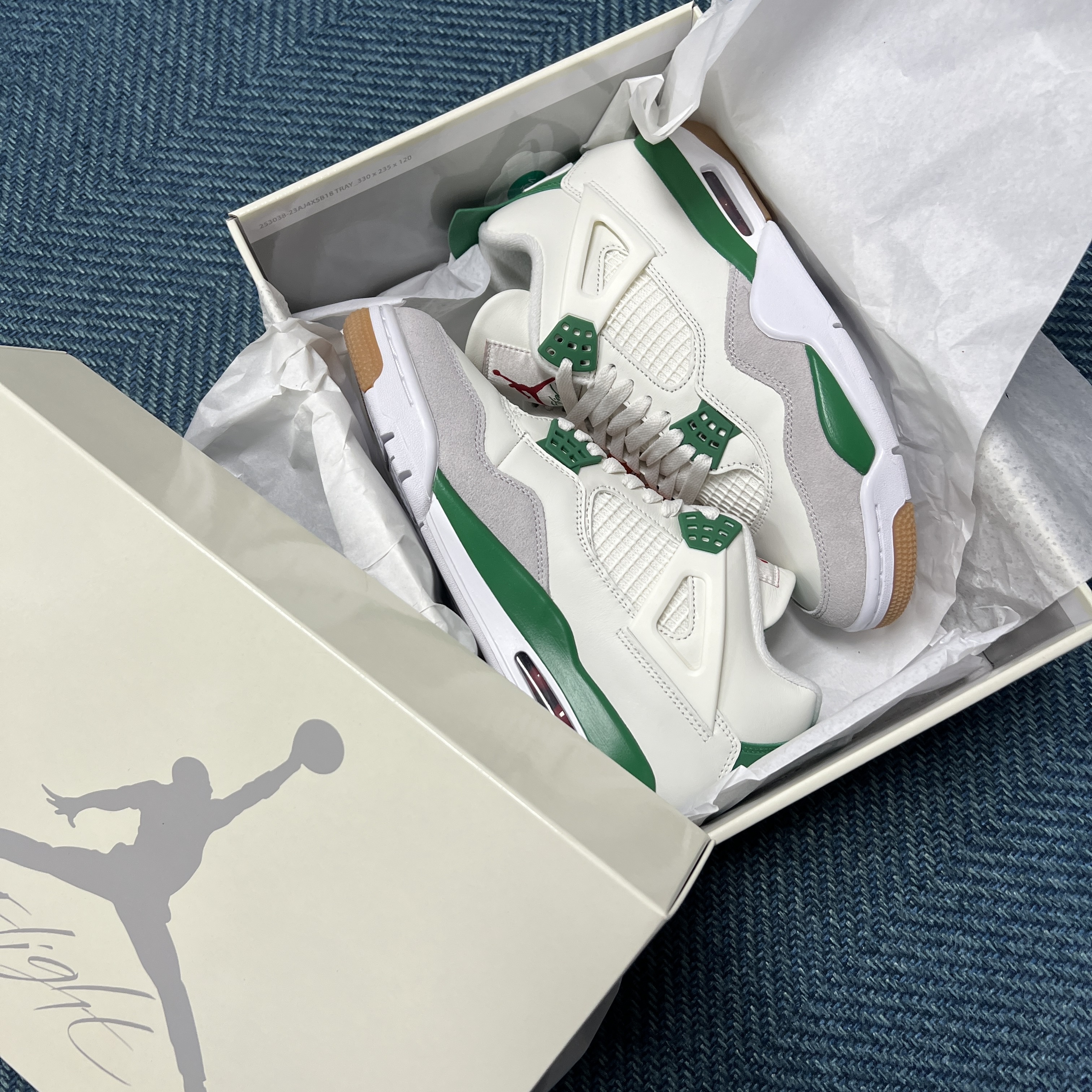 Jordan 4 x Nike SB Retro SP Pine Green 착용 스타일