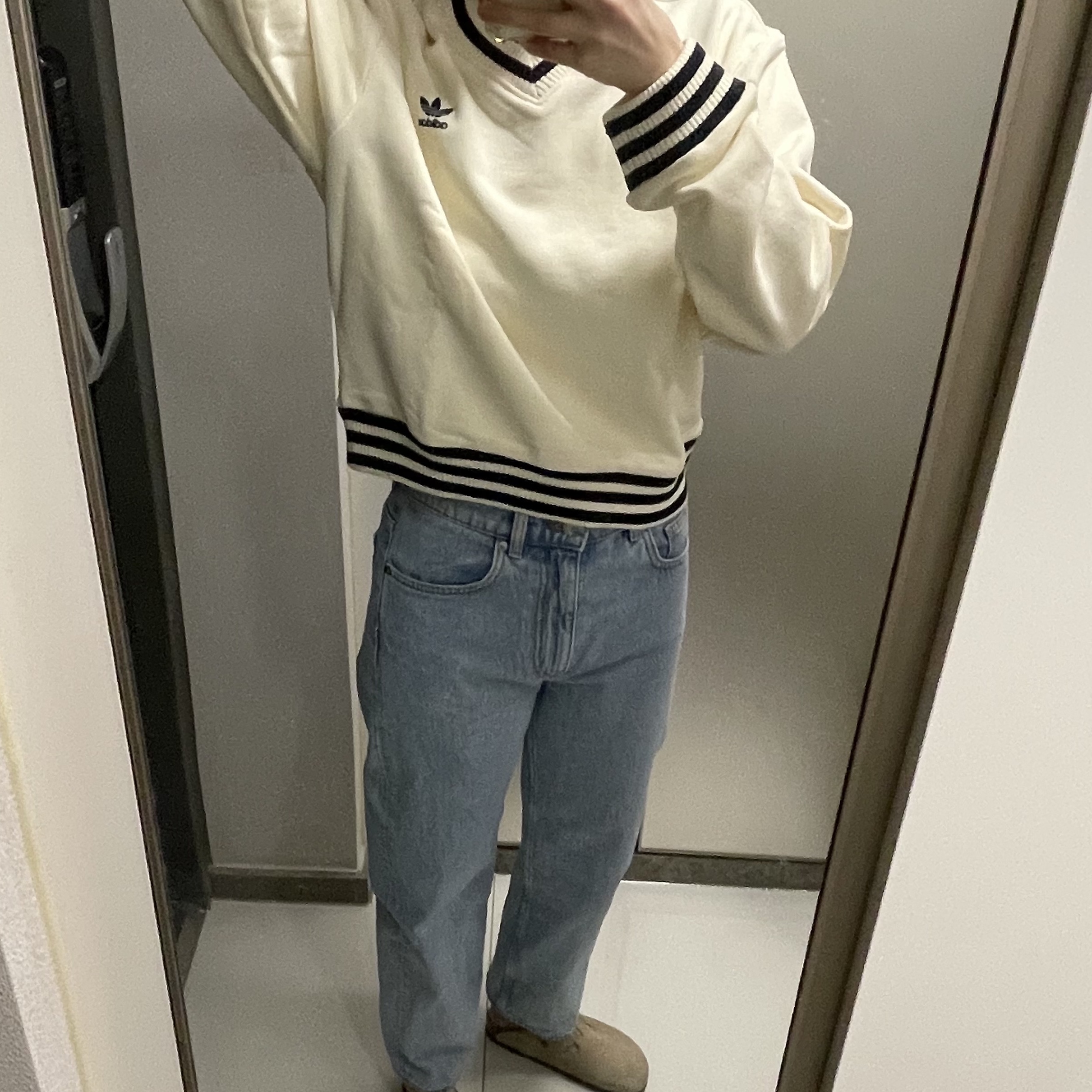 (W) Adidas x Sporty & Rich V-Neck Crew Sweatshirt Cream White - US Sizing, (W) Adidas x Sporty & Rich V-Neck Crew Sweatshirt Cream White - KR Sizing 착용 스타일 - 2