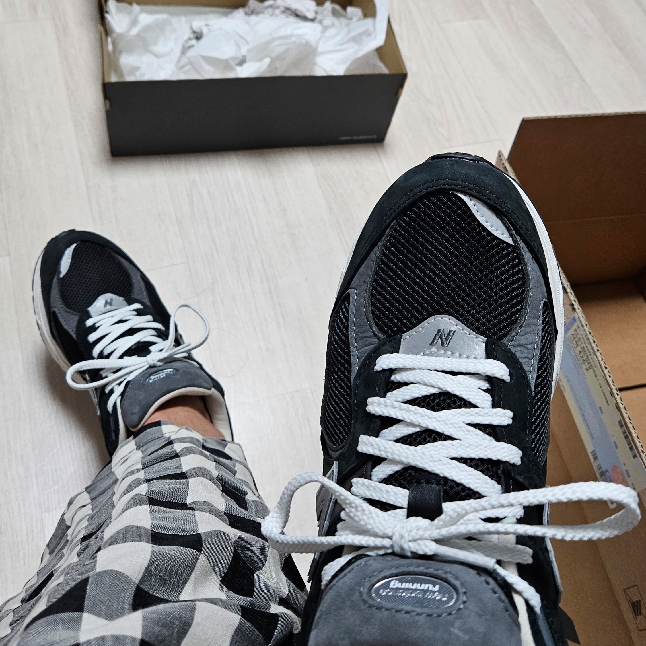 New Balance 2002R Premium Vintage Black 착용 스타일
